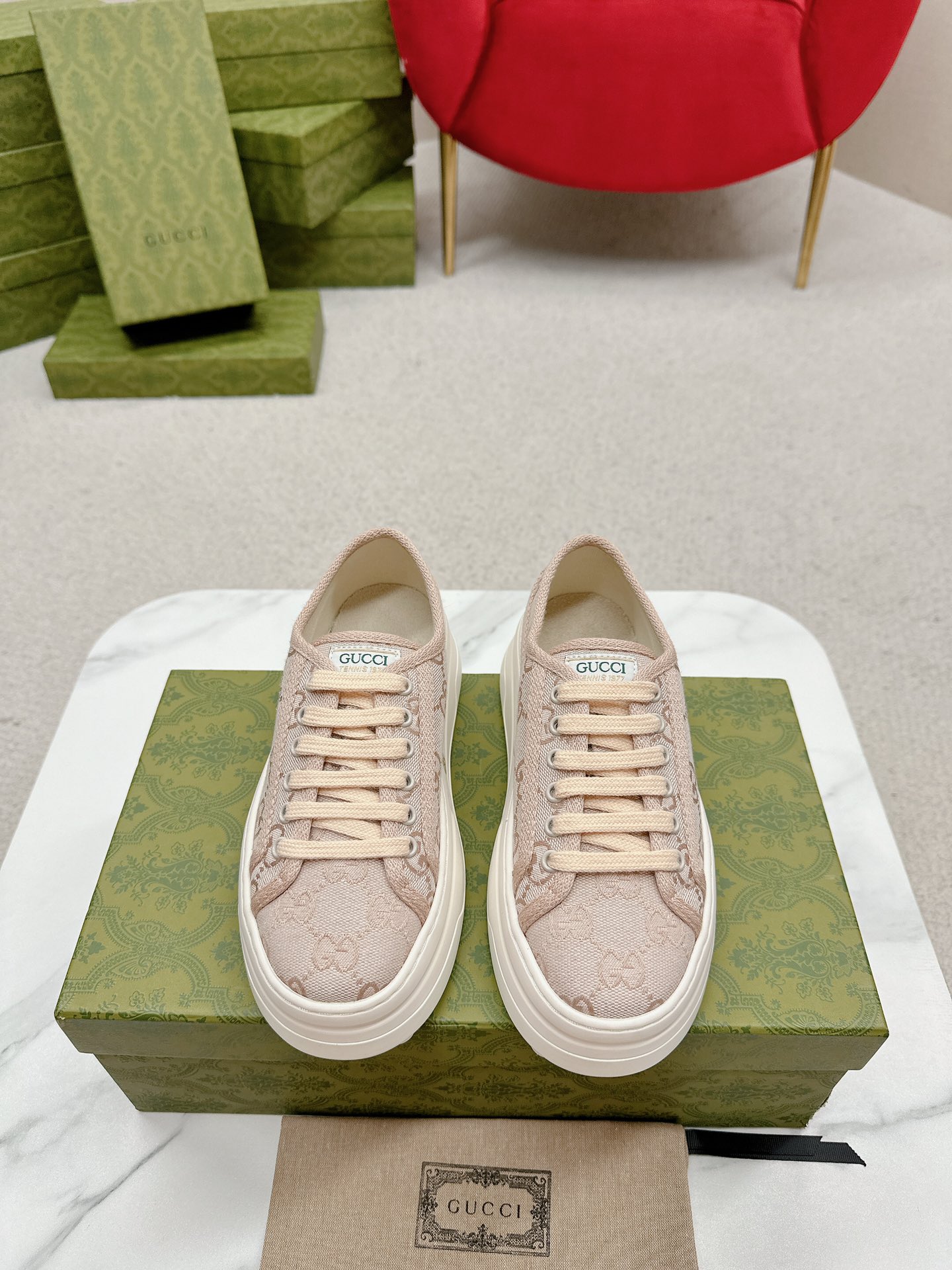 NO:682217,Women’s G’ucci’s latest hot sneaker of the year, this eye-catching piece draws inspiration from the world of tennis. This sneaker is made of classic GG canvas in tonal beige and ebony. The thick sole and contrasting fabric piping reveal a modern aesthetic. The upper is classic GG canvas and the outsole is an interlocking Double G rubber outsole, 5.3 cm high!  Sizes for women: 35-40 (women’s sizes 34 and 41 can be customized without return), casual shoes/sports shoes, sneakers19860909女款  G’ucci 年最新爆款运动鞋,这件亮眼吸睛的单品从网球世界中汲取创作灵感.这款运动鞋采用同色调米色和乌木色经典GG帆布制成,厚实鞋底和撞色织物滚边流露现代美感. 鞋面经典GG帆布 大底互扣式双G橡胶大底,高5.3厘米！ 码数女款35-40（女款34和41可以定做不退货）,休闲鞋/运动鞋,sneakers,Women's Shoes