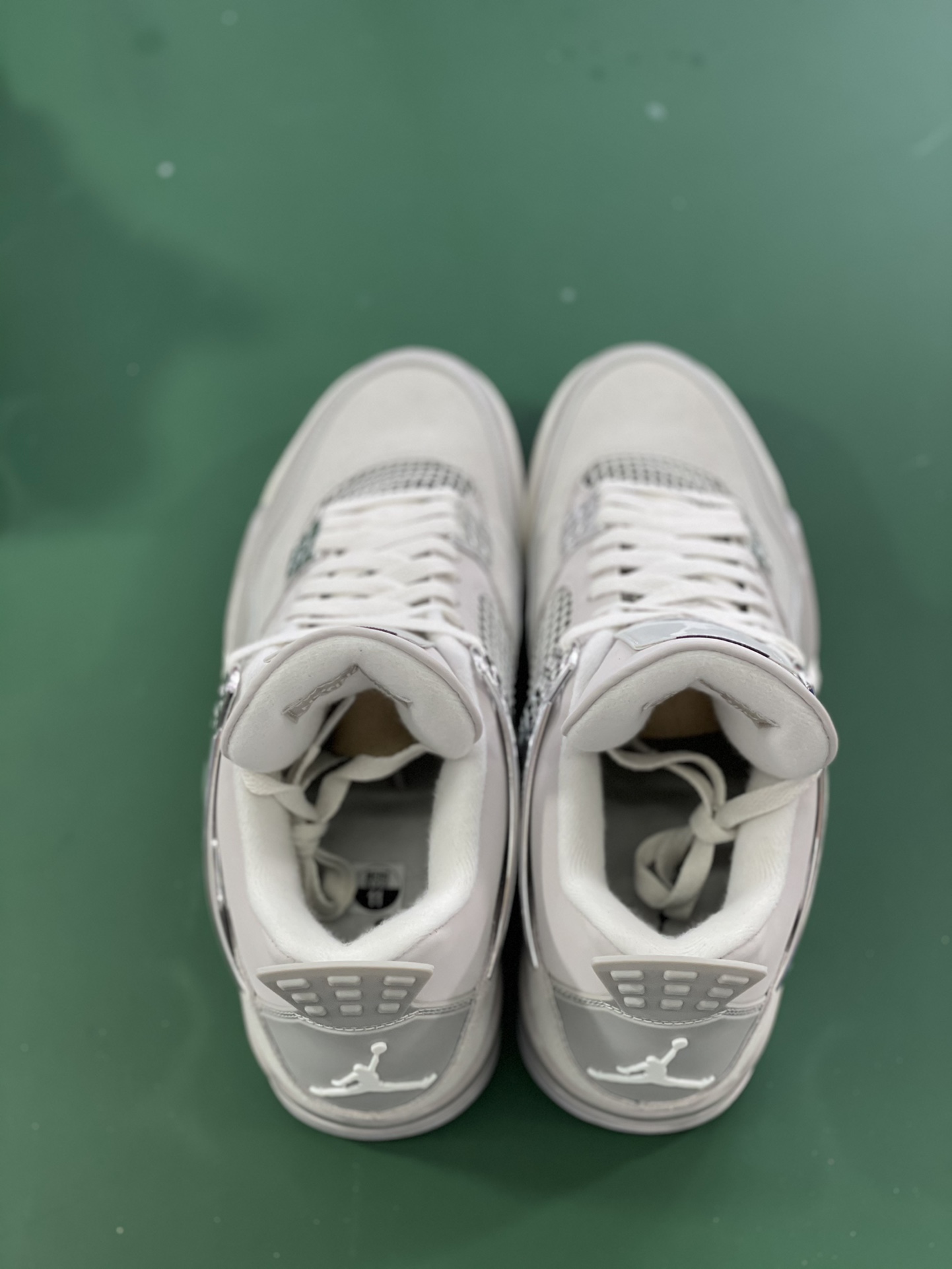 Air Jordan 4 WMNS “Frozen Moments” AJ4电镀银 全码出货！ 重金特殊渠道拿到的原鞋！ 市面独家唯一原鞋开发正确版本！ 行业目前在售所有版本的最巅峰之作！ aj4天花板级别！外贸大佬们…