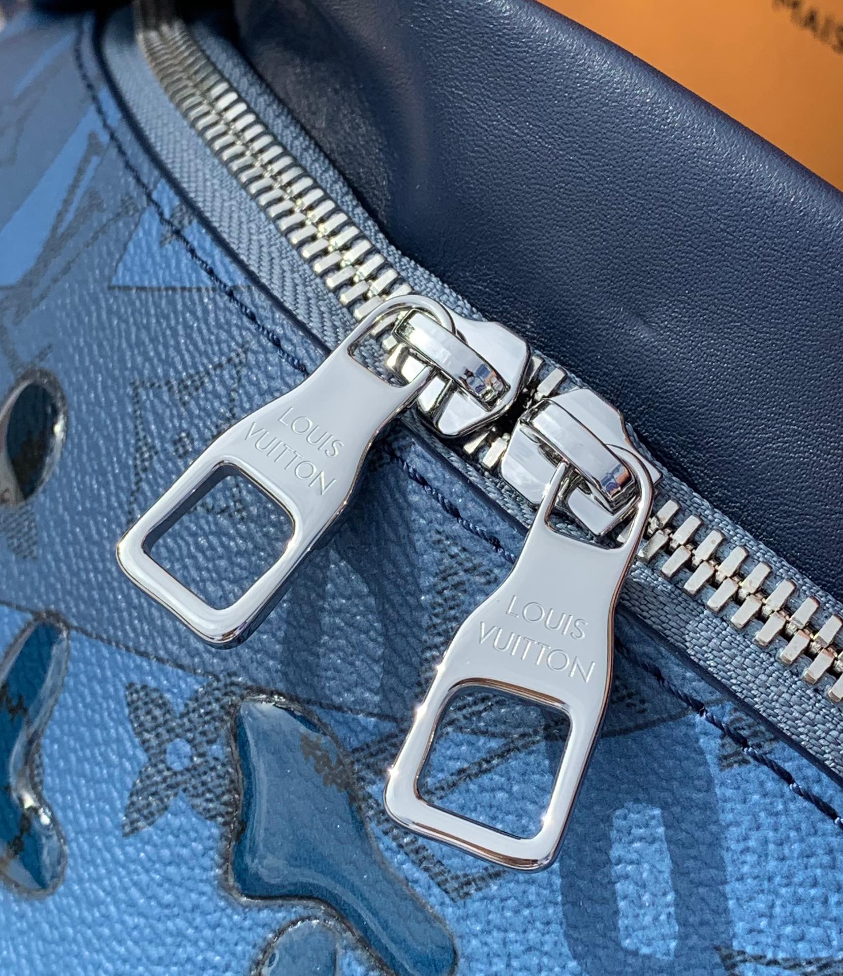 🌼尺寸: 44×15x9cmLV M22576 蓝色水滴胸包腰包系列 DISCOVERY 腰包本款 Di