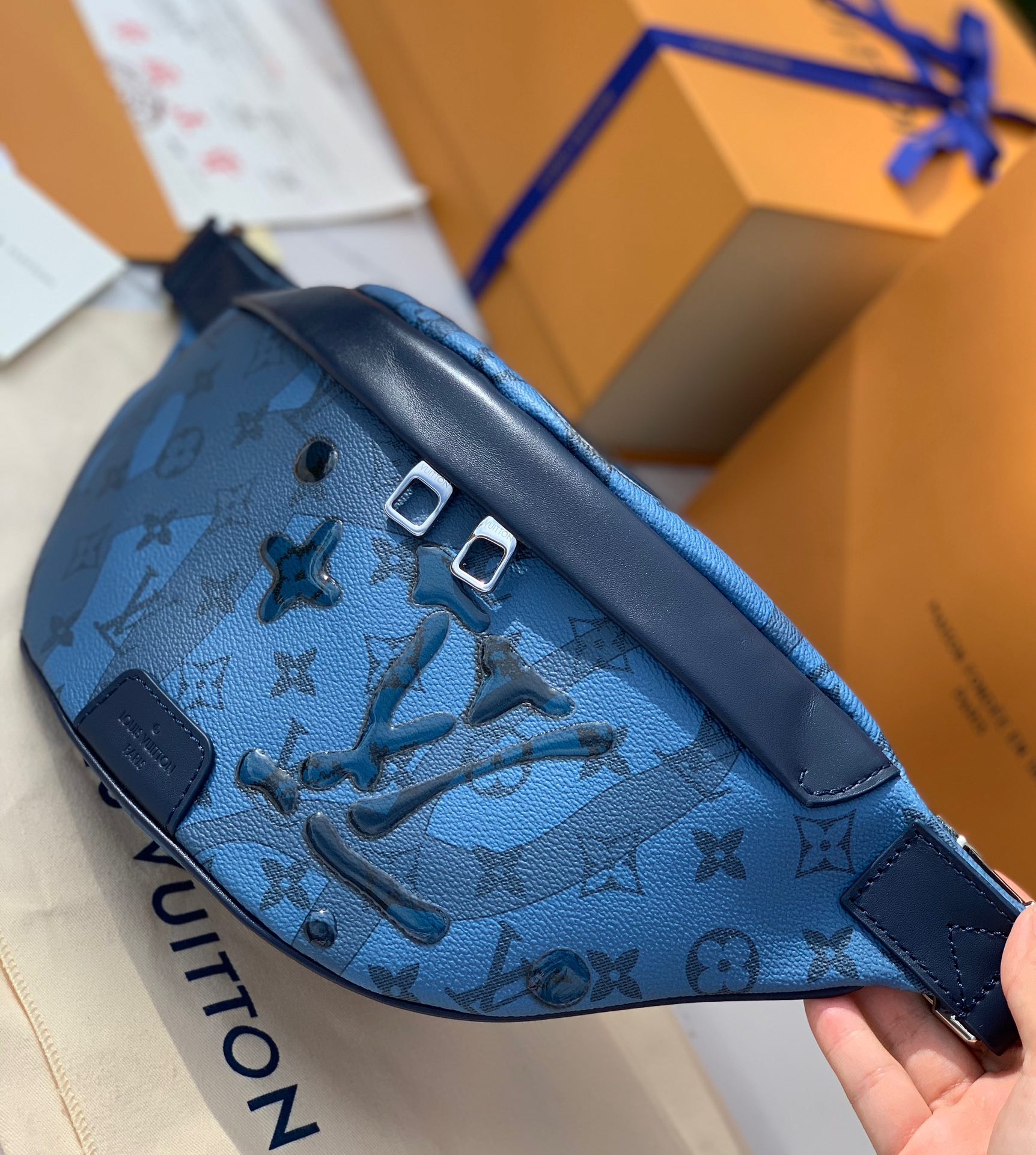 🌼尺寸: 44×15x9cmLV M22576 蓝色水滴胸包腰包系列 DISCOVERY 腰包本款 Di