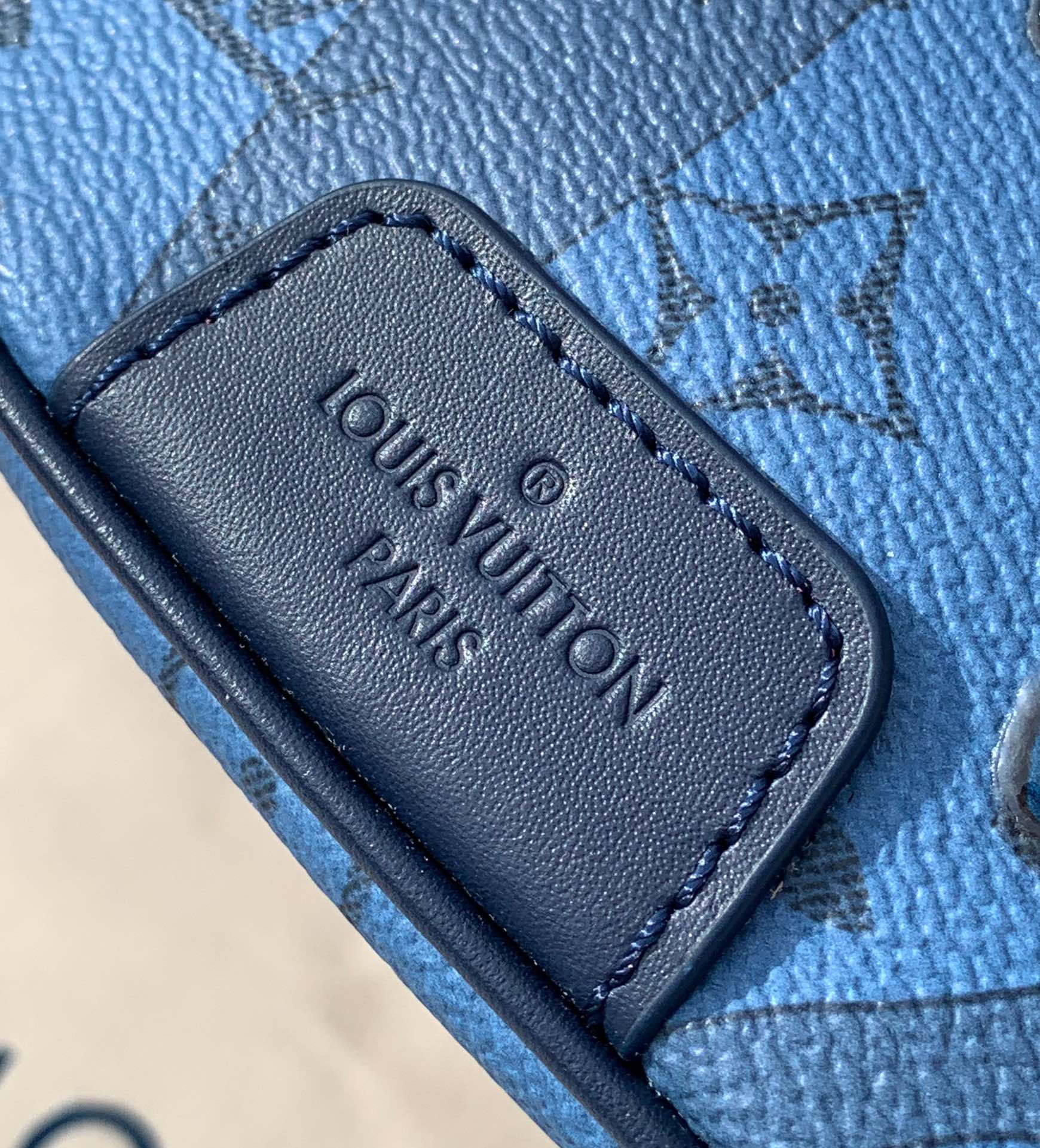 🌼尺寸: 44×15x9cmLV M22576 蓝色水滴胸包腰包系列 DISCOVERY 腰包本款 Di