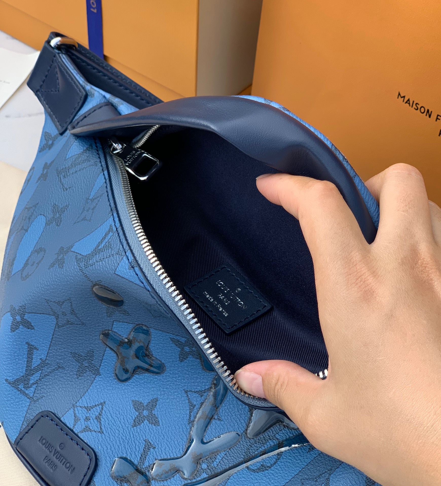 🌼尺寸: 44×15x9cmLV M22576 蓝色水滴胸包腰包系列 DISCOVERY 腰包本款 Di