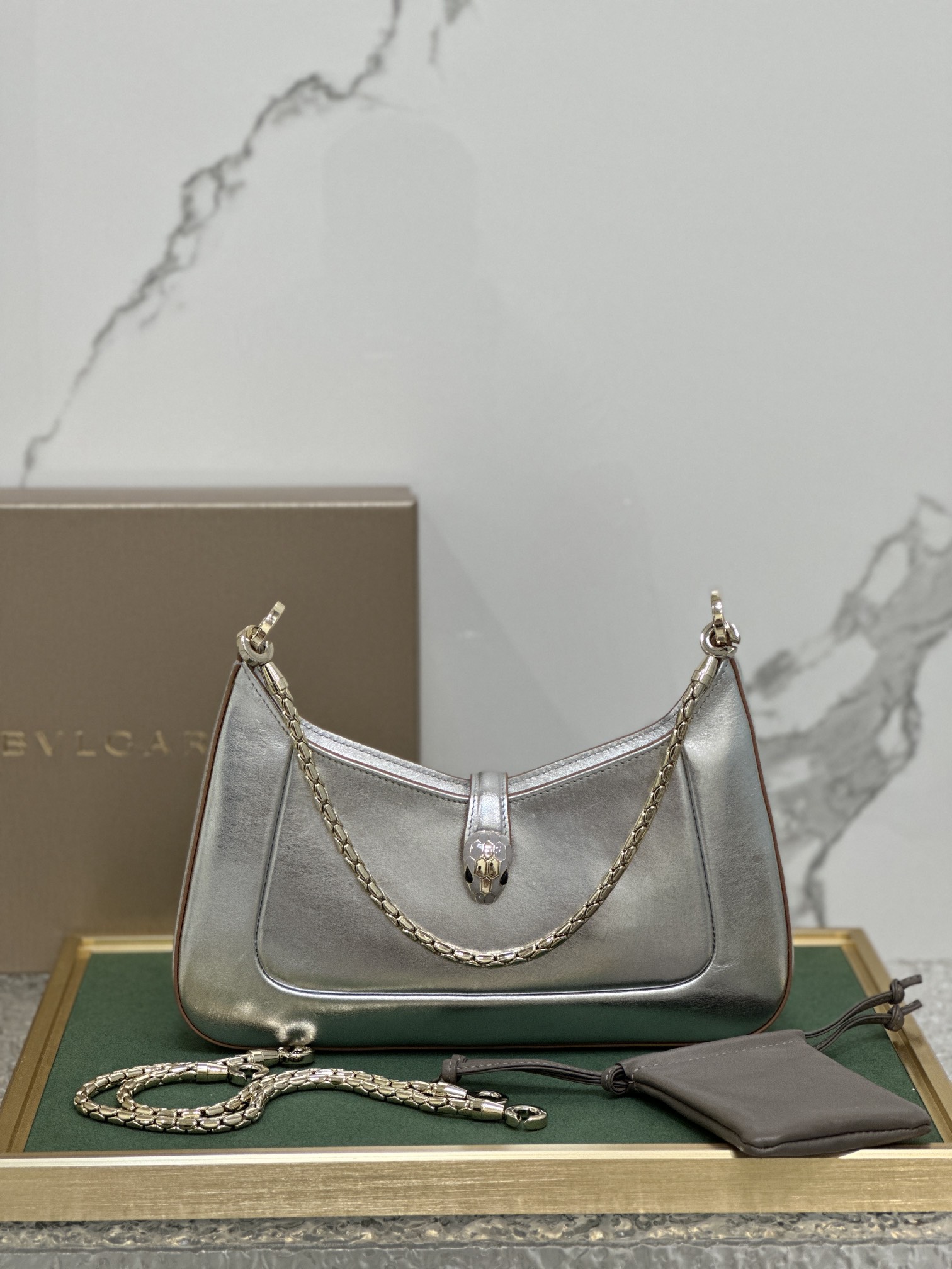 Bulgari Bvlgari SERPENTI BAIA series - a high-looking underarm bag, equipped with two detachable thick snake-shaped chains and an additional chai