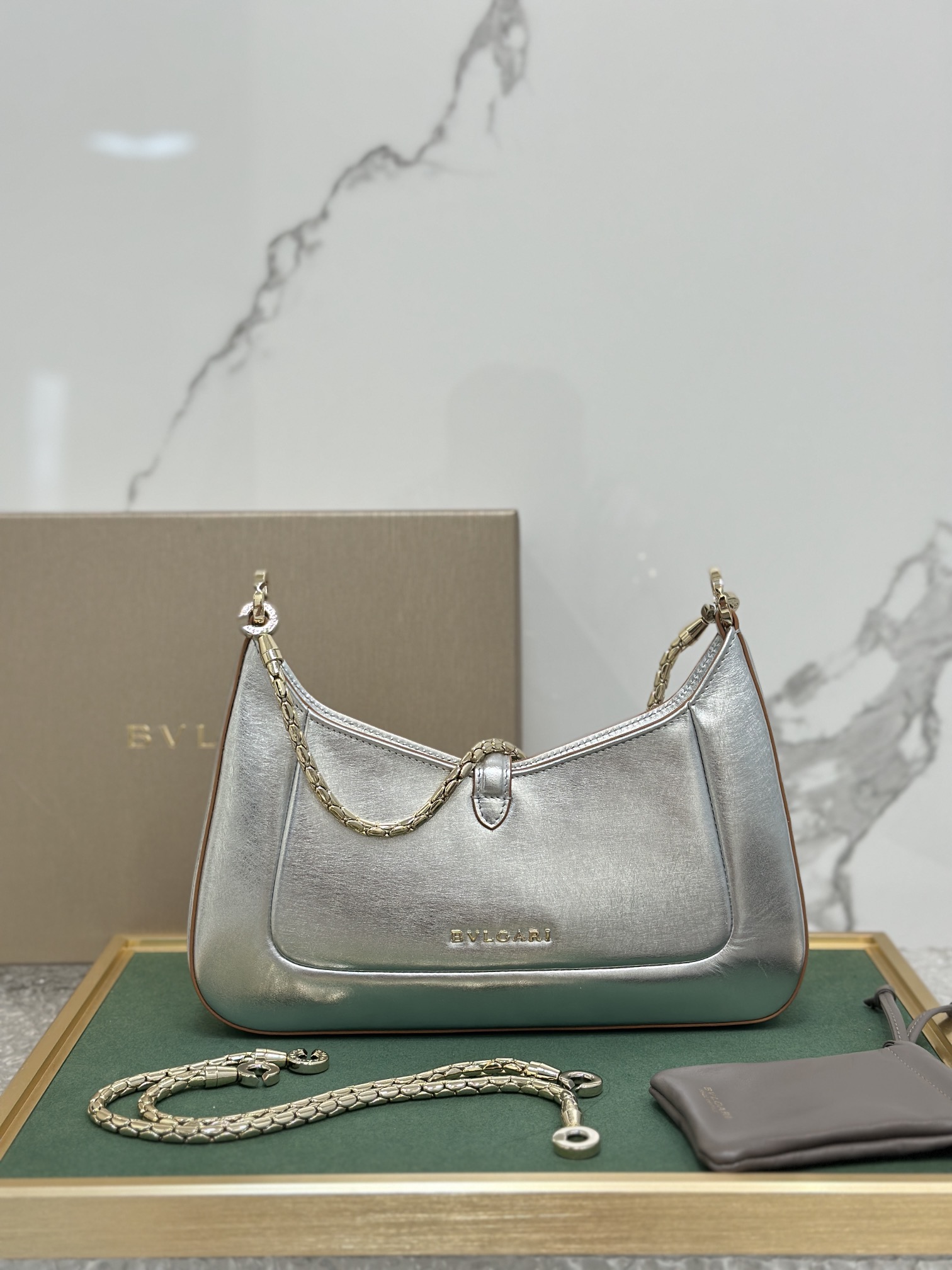 Bulgari Bvlgari SERPENTI BAIA series - a high-looking underarm bag, equipped with two detachable thick snake-shaped chains and an additional chai