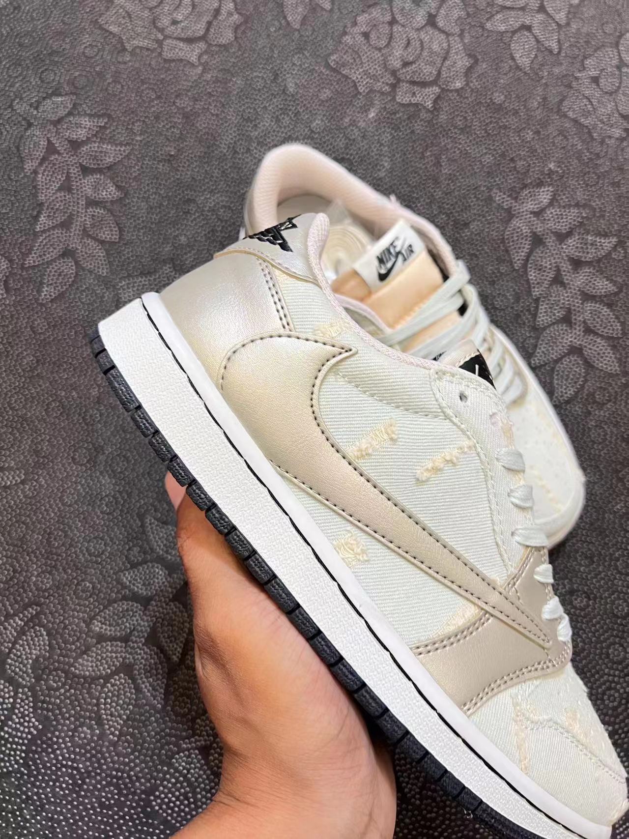 ? 定制配色 Nike Aj1 倒钩og款 米白银