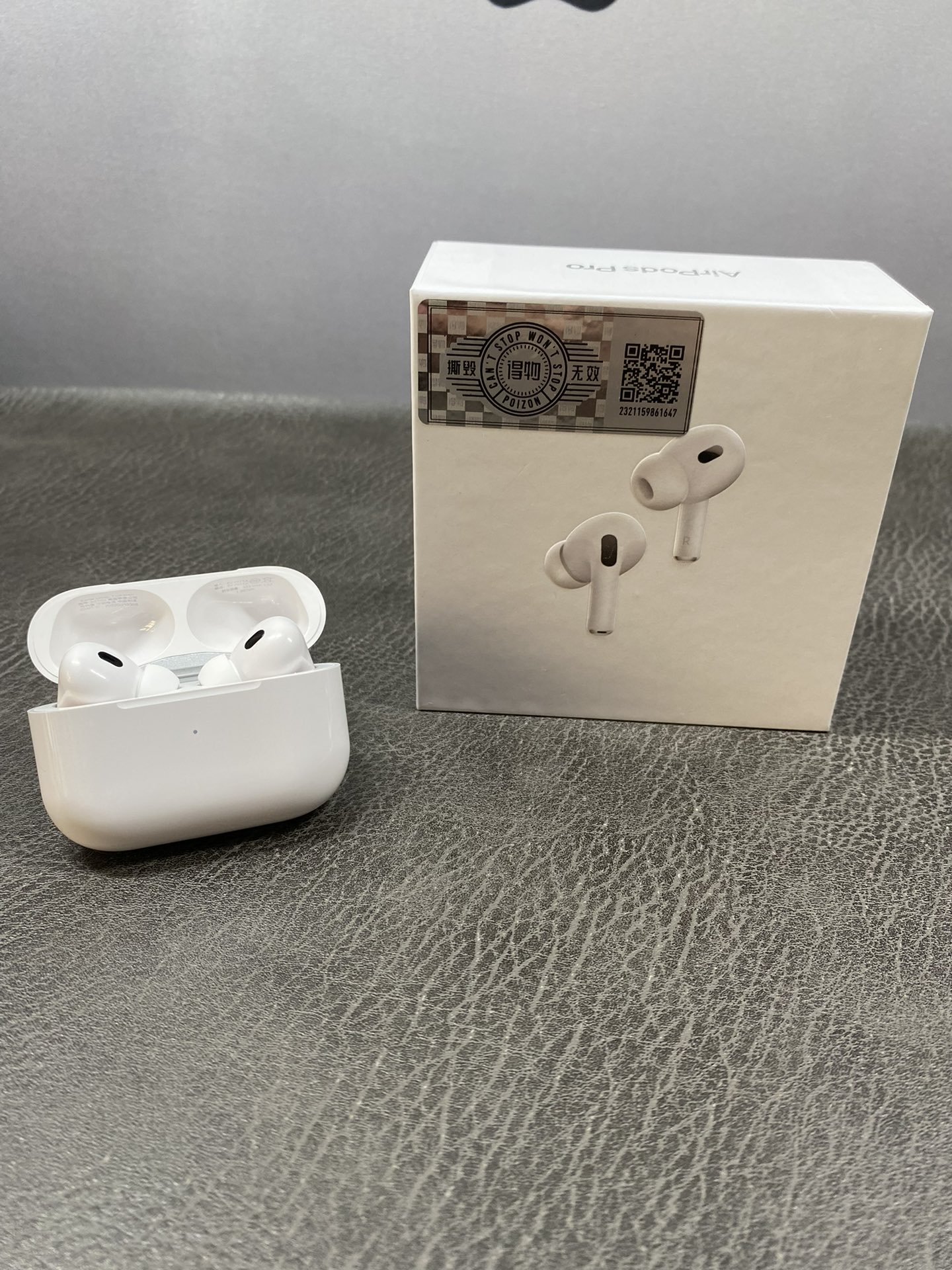 💰130
Airpods Pro 2（简称五代）毒版‼️
  

与AirPods pro一代外观区别：耳机仓多了挂绳子的地方，充电仓内置扬声器，外放提示音，音质升级，外观1:1原装

支持弹窗改名 带入耳检测 GPS定位 
升级纽扣电池 真实墨烯振膜喇叭 
支持安卓 苹果等系统 可兼容市面各种手机‼️

下单配送：挂绳➕保护壳➕防丢绳➕毒卡➕毒盒➕气泡袋
售后服务：保修三个月，外观不刮花磨损支持退换‼️