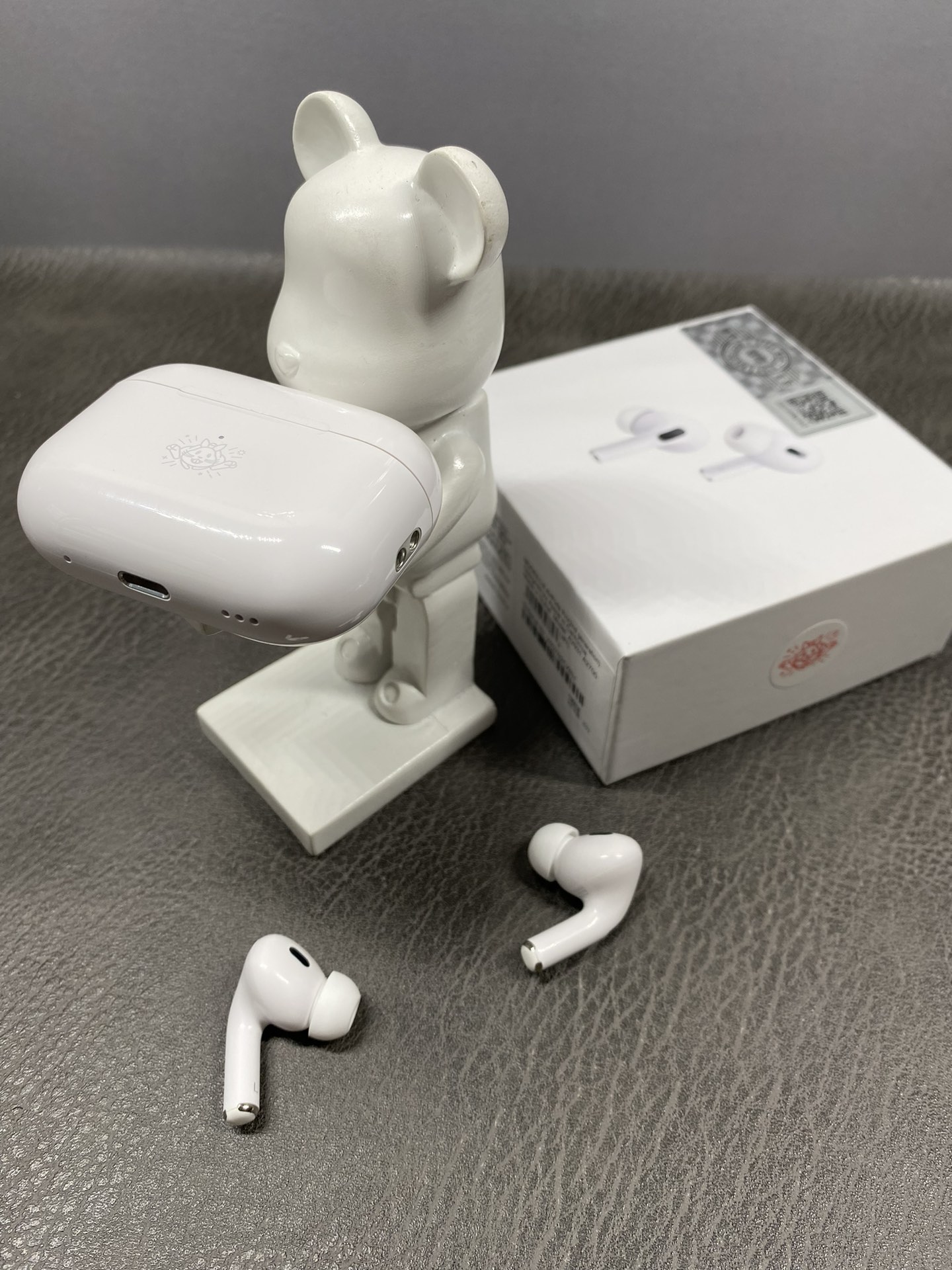 💰130
AirPods Pro2兔年限定毒版‼️
撒欢儿迎兔年 出跳再出跳
原装壳料 外观百分百跟正品一样
支持16.0系统弹窗验证
蓝牙改名 定位查找 入耳检测功能 正品有的功能都有
双捏切歌/滑动调节音量
还原开盖/充电/连接等音效 自带GPS定位查找
正品有的功能基本都有
带空间音频功能 享受3D立体音效
升级纽扣电池 实测听歌6小时
真石墨烯振膜喇叭 音质体验感强
支持苹果 安卓等系统兼容市面各种手机
📦下单配套:保护壳➕挂绳➕防掉绳➕毒卡➕毒盒➕气泡袋
售后:15天内不影响二次销售支持退换 保修三个月