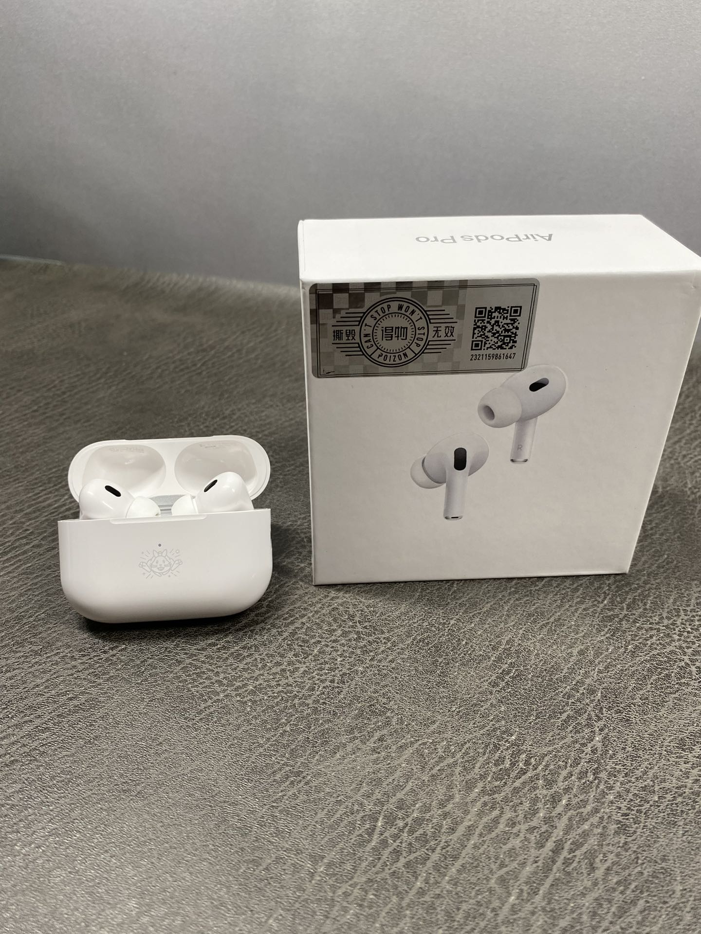💰130
AirPods Pro2兔年限定毒版‼️
撒欢儿迎兔年 出跳再出跳

原装壳料 外观百分百跟正品一样 
支持16.0系统弹窗验证 
蓝牙改名 定位查找 入耳检测功能 正品有的功能都有
双捏切歌/滑动调节音量

还原开盖/充电/连接等音效 自带GPS定位查找 
正品有的功能基本都有
带空间音频功能 享受3D立体音效 
升级纽扣电池 实测听歌6小时 
真石墨烯振膜喇叭 音质体验感强
支持苹果 安卓等系统兼容市面各种手机

📦下单配套：保护壳➕挂绳➕防掉绳➕毒卡➕毒盒➕气泡袋
售后：15天内不影响二次销售支持退换 保修三个月