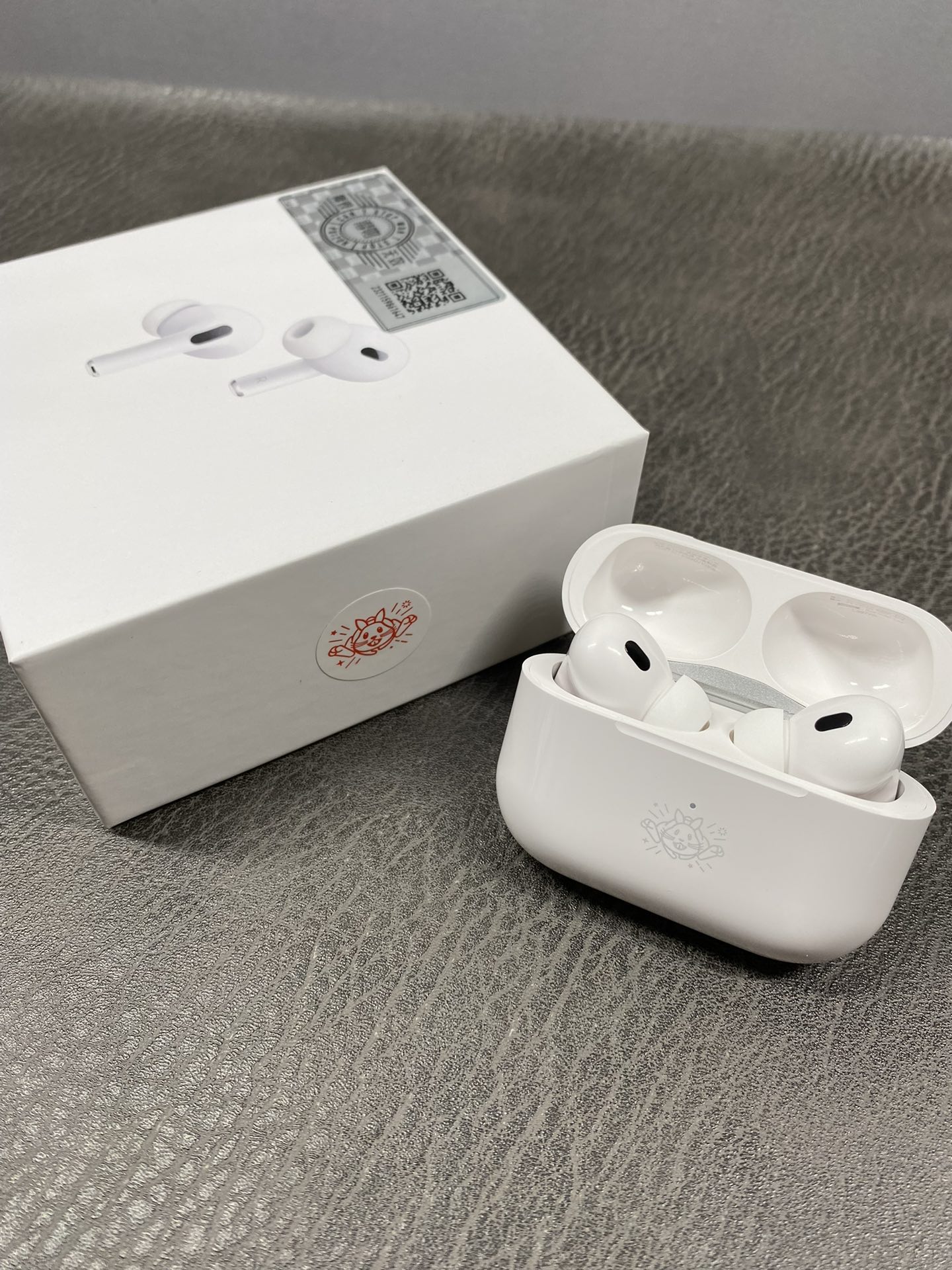 💰130
AirPods Pro2兔年限定毒版‼️
撒欢儿迎兔年 出跳再出跳
原装壳料 外观百分百跟正品一样
支持16.0系统弹窗验证
蓝牙改名 定位查找 入耳检测功能 正品有的功能都有
双捏切歌/滑动调节音量
还原开盖/充电/连接等音效 自带GPS定位查找
正品有的功能基本都有
带空间音频功能 享受3D立体音效
升级纽扣电池 实测听歌6小时
真石墨烯振膜喇叭 音质体验感强
支持苹果 安卓等系统兼容市面各种手机
📦下单配套:保护壳➕挂绳➕防掉绳➕毒卡➕毒盒➕气泡袋
售后:15天内不影响二次销售支持退换 保修三个月