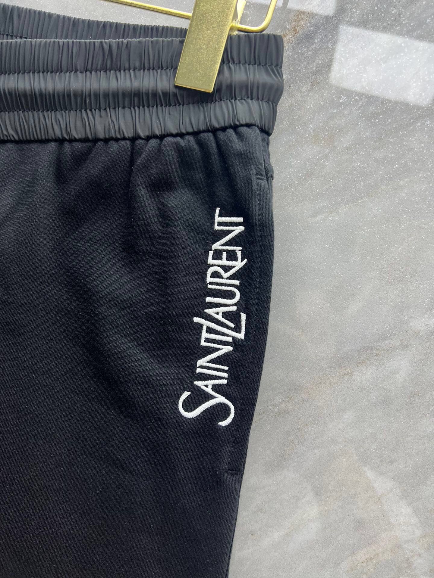 YSL/圣罗兰 男士SAINT LAURENT刺绣标识短裤,ZG同款,侧面开缝袋口边饰以SAINT LAURENT刺绣,搭配弹性抽绳腰头 7