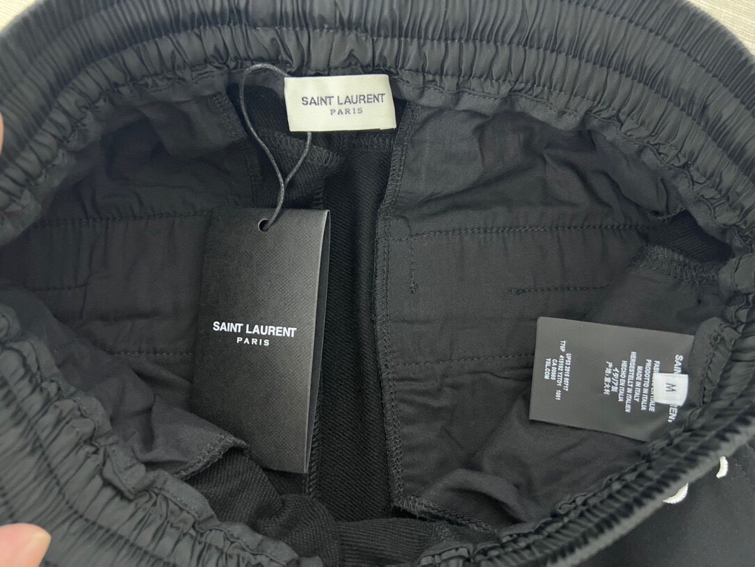 YSL/圣罗兰 男士SAINT LAURENT刺绣标识短裤,ZG同款,侧面开缝袋口边饰以SAINT LAURENT刺绣,搭配弹性抽绳腰头 9