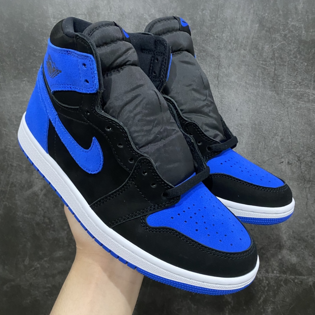 【x版纯原】Air Jordan 1 High OG \”Reimagined\” AJ1 乔1全新皇家蓝 DZ5485-042n#全新配色鞋身整体延续了\”皇家蓝\”的经典的配色设计，以黑、蓝色呈现。鞋面则改为了特殊的麂皮材质覆盖，这在\”Reimagined\”系列还是第一次见到！ 尺码：40 40.5 41 42 42.5 43 44 44.5 45 46 47.5-莆田鞋批发中心