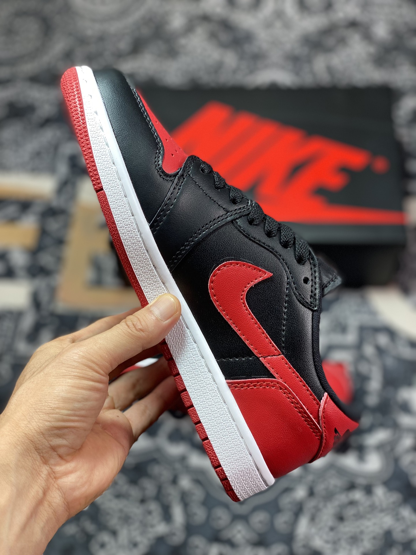 Air Jordan 1 Low OG ”Bred” Black and Red Ban 705329-001