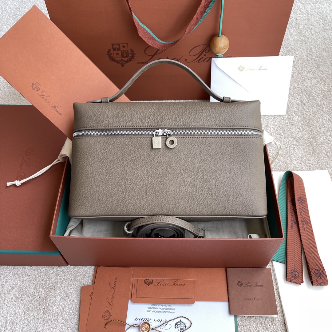 NO:197577,~(Not available for packaging) Extra Pocket L~ Lunch box bag #Elephant gray [imported original leather   pure steel hardware] Calfskin main material ~ Sheepskin lining # The wide opening small bag is made of butter-like soft calf leather. It comes with removable shoulder straps to create a versatile mini bag. Two-way zipper opening. Height 16cm*Width 27cm*Depth 10cmCalfs/Element number: FAI 8511,LP,loro piana,mini bags,cowhide,sheepskin19860909～(不配包装) Extra Pocket L～饭盒包#大象灰【进口原厂皮 纯钢五金】 小牛皮主体材质~羊皮里料# 宽开口小袋采用如黄油般柔软的小牛皮打造.随附可拆卸肩带,可打造出百搭迷你包袋.双向拉链开口. 高度16cm*宽度27cm*深度10cm 小牛皮/货号:FAI 8511,LP,loro piana,mini bags,cowhide,sheepskin,Bag