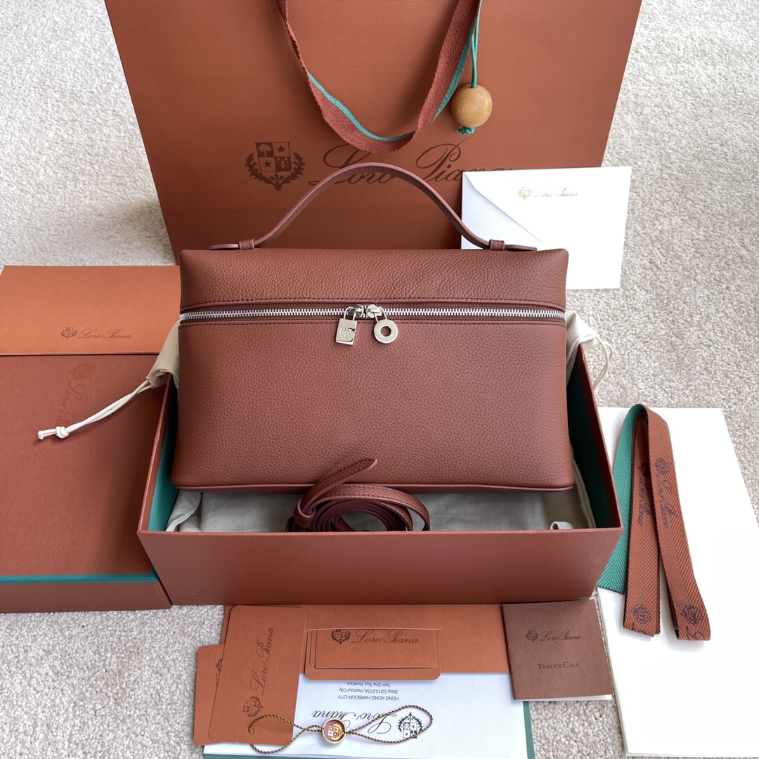 NO:197572,~(Not available for packaging) Extra Pocket L~ Lunch box bag #brick red [imported original leather   pure steel hardware] Calfskin main material ~ sheepskin lining # The wide opening small bag is made of butter-like soft calf leather. It comes with removable shoulder straps to create a versatile mini bag. Two-way zipper opening. Height 16cm*width 27cm*depth 10cmcalf/item number: FAI 8511,LP,loro piana,mini bags,cowhide,sheepskin19860909～(不配包装) Extra Pocket L～饭盒包#砖红色【进口原厂皮 纯钢五金】 小牛皮主体材质~羊皮里料# 宽开口小袋采用如黄油般柔软的小牛皮打造.随附可拆卸肩带,可打造出百搭迷你包袋.双向拉链开口. 高度16cm*宽度27cm*深度10cm 小牛皮/货号:FAI 8511,LP,loro piana,mini bags,cowhide,sheepskin,Bag