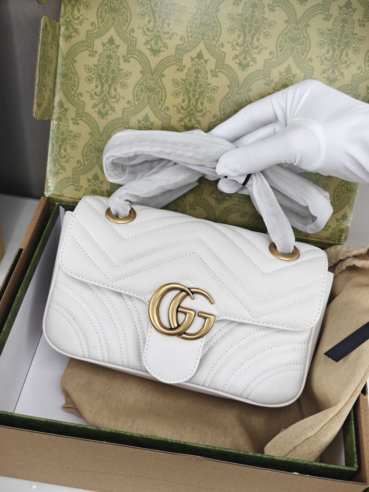 Gucci marmont链条包💰300 高定版 作为古奇宠儿精选手袋的一员，GG marmont系列以其标志性的绗缝皮革和双G字母交织配件而备受推崇，经典材质融入竖版和斜纹圈案，打造别具风情的几何风格设计。 规格：22*13*6cm