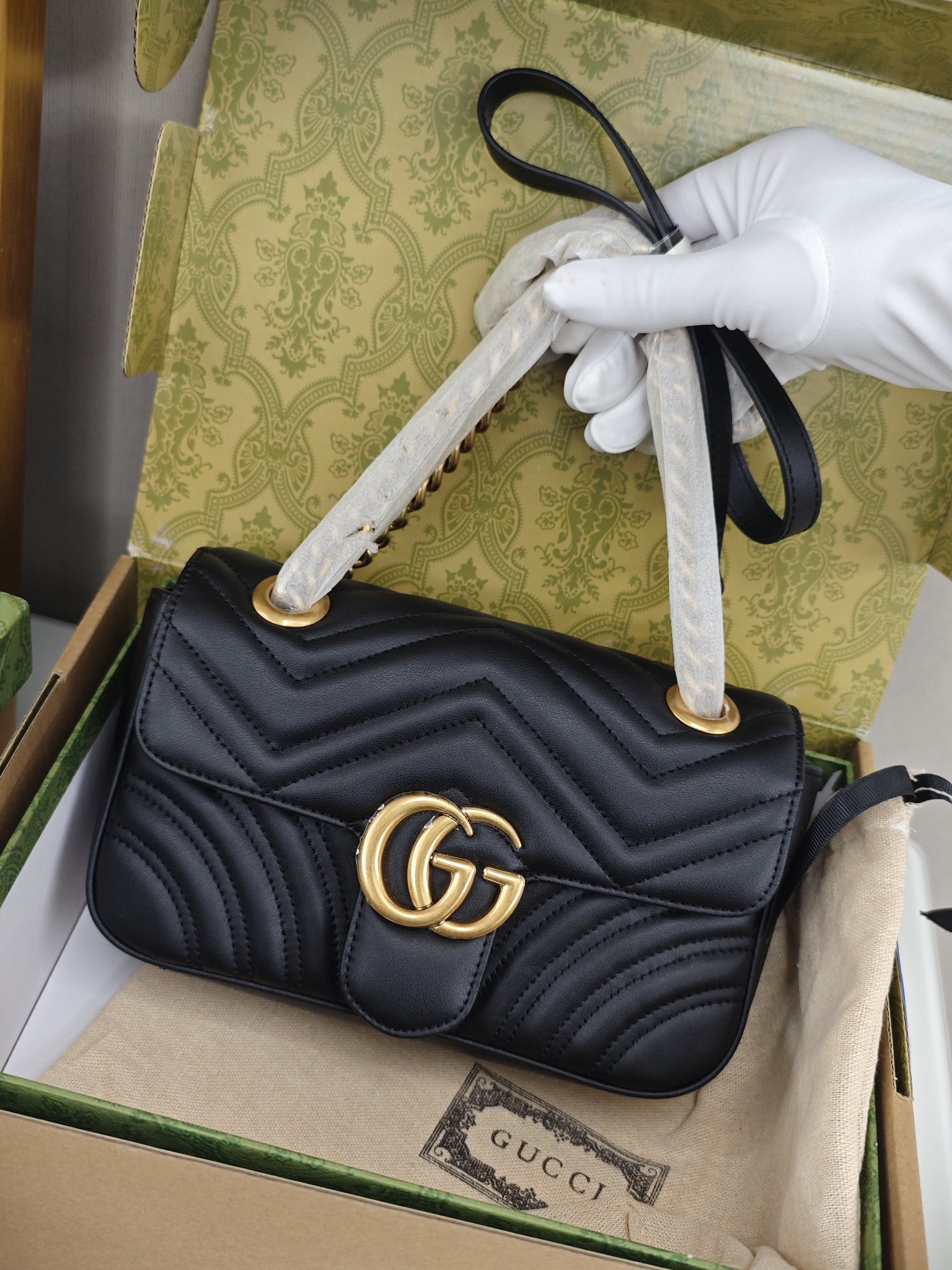 Gucci marmont链条包💰300 高定版 作为古奇宠儿精选手袋的一员，GG marmont系列以其标志性的绗缝皮革和双G字母交织配件而备受推崇，经典材质融入竖版和斜纹圈案，打造别具风情的几何风格设计。 规格：22*13*6cm