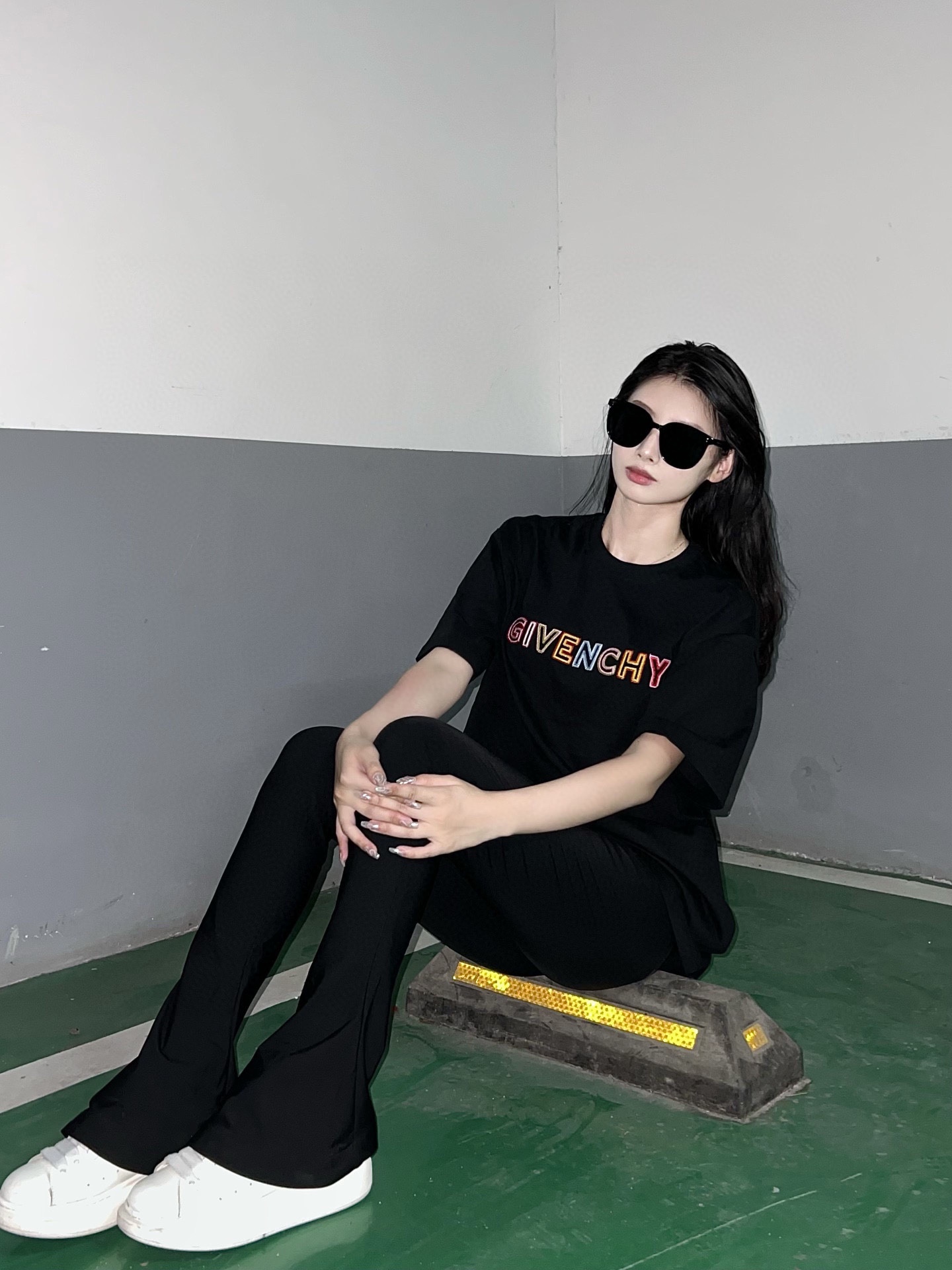 GivenchyGivenchy rainbow logo embroidery short-sleeved upper body effect