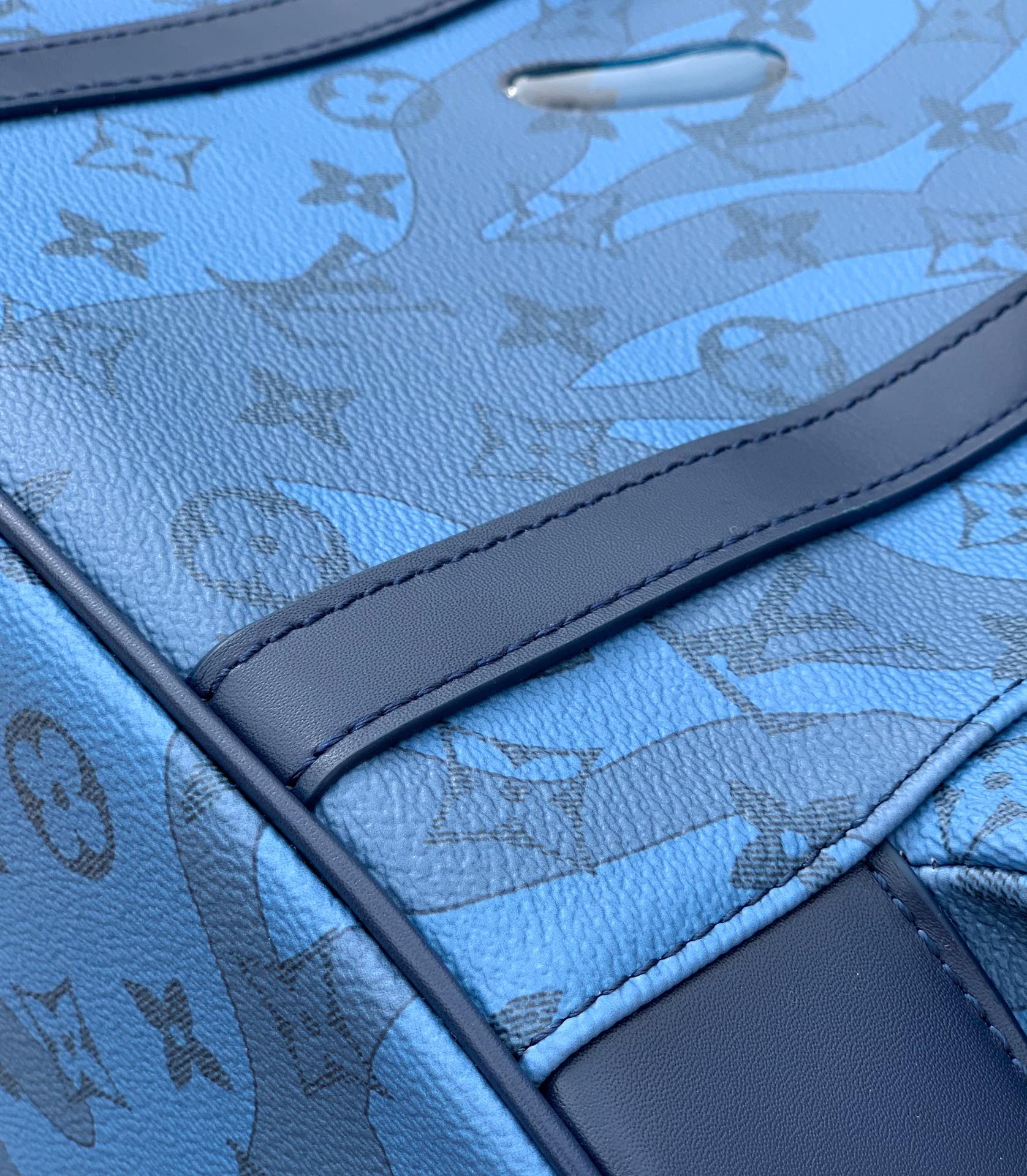 非市场普通货 进口皮料半钢五金尺寸 38x44x21cm最新款 LV M22636蓝色 水滴双肩包系列，