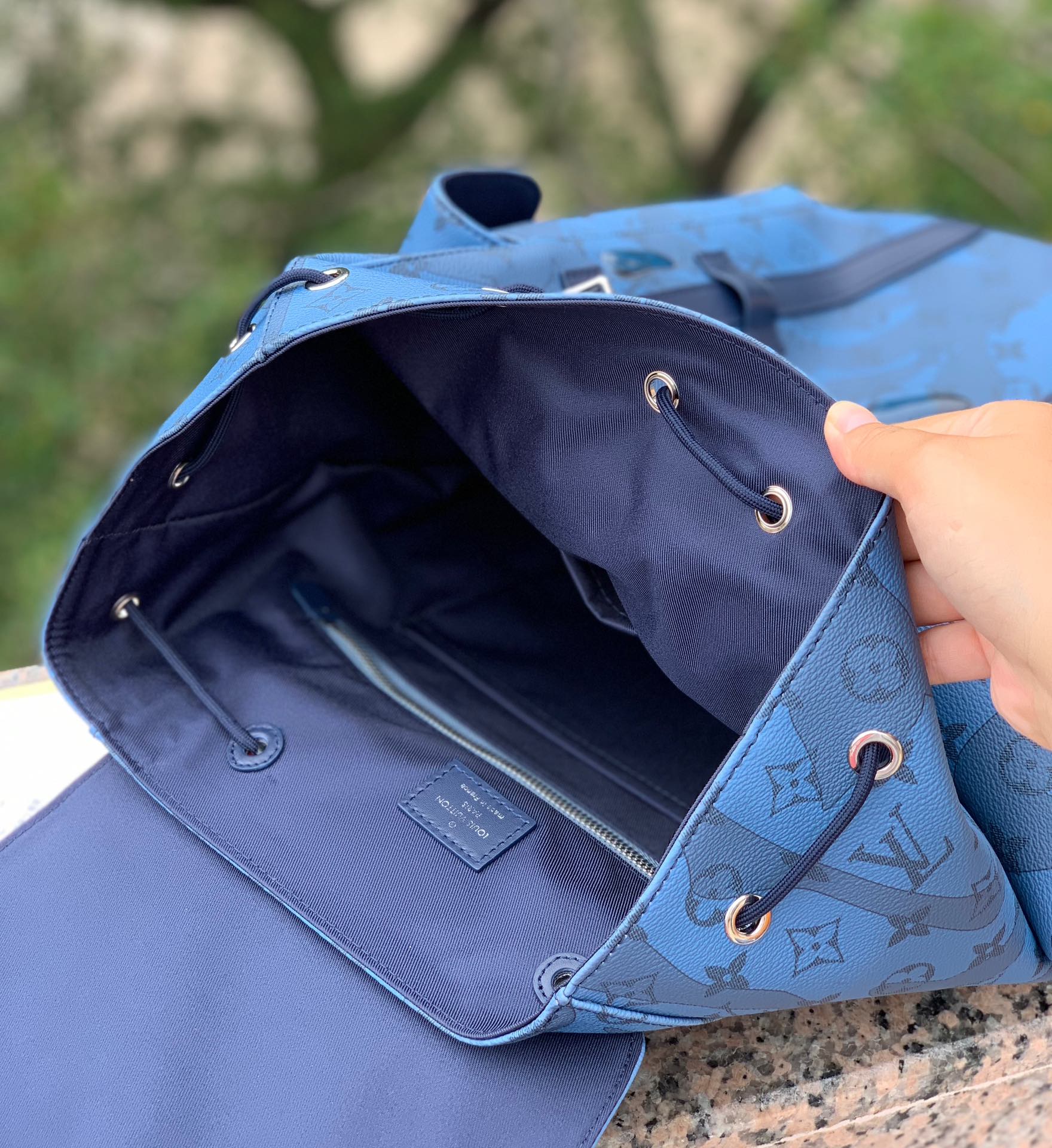 非市场普通货 进口皮料半钢五金尺寸 38x44x21cm最新款 LV M22636蓝色 水滴双肩包系列，