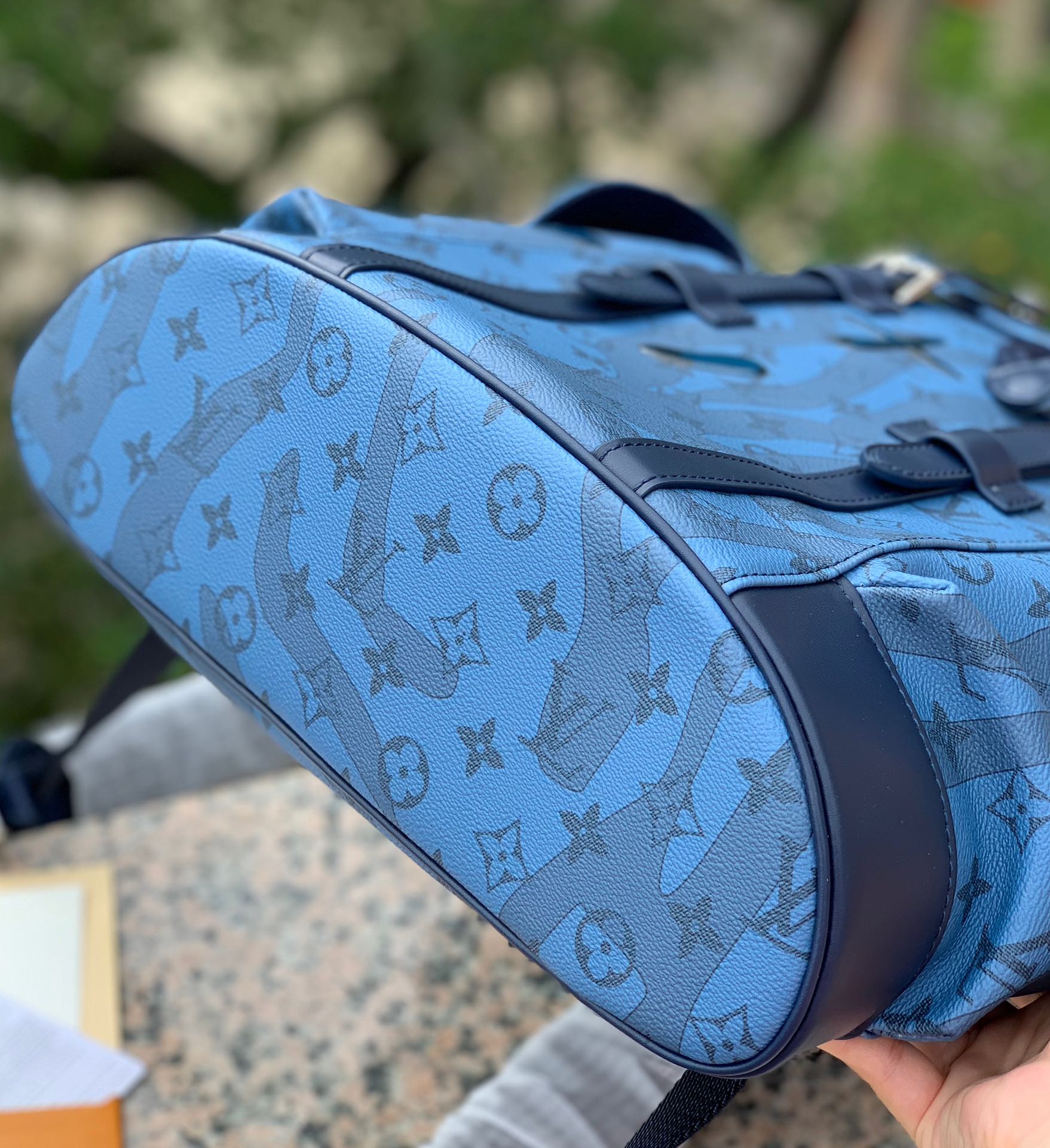 非市场普通货 进口皮料半钢五金尺寸 38x44x21cm最新款 LV M22636蓝色 水滴双肩包系列，