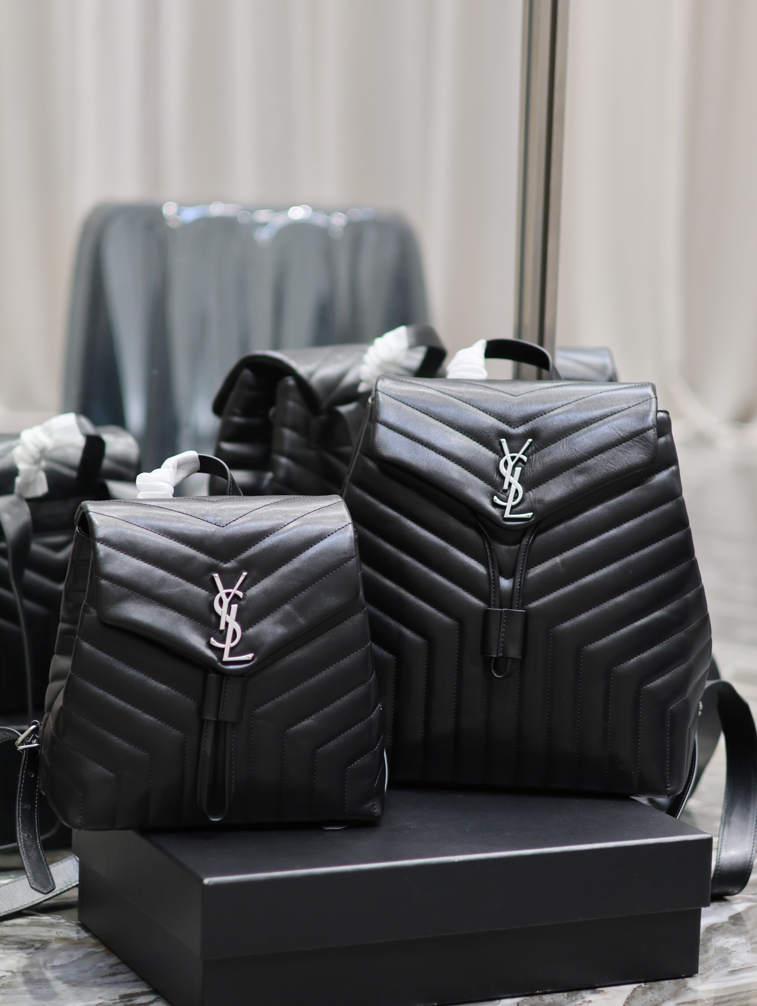 Mochila LouLou_ en negro con cierre plateado, piel de becerro, talla grande y pequeña