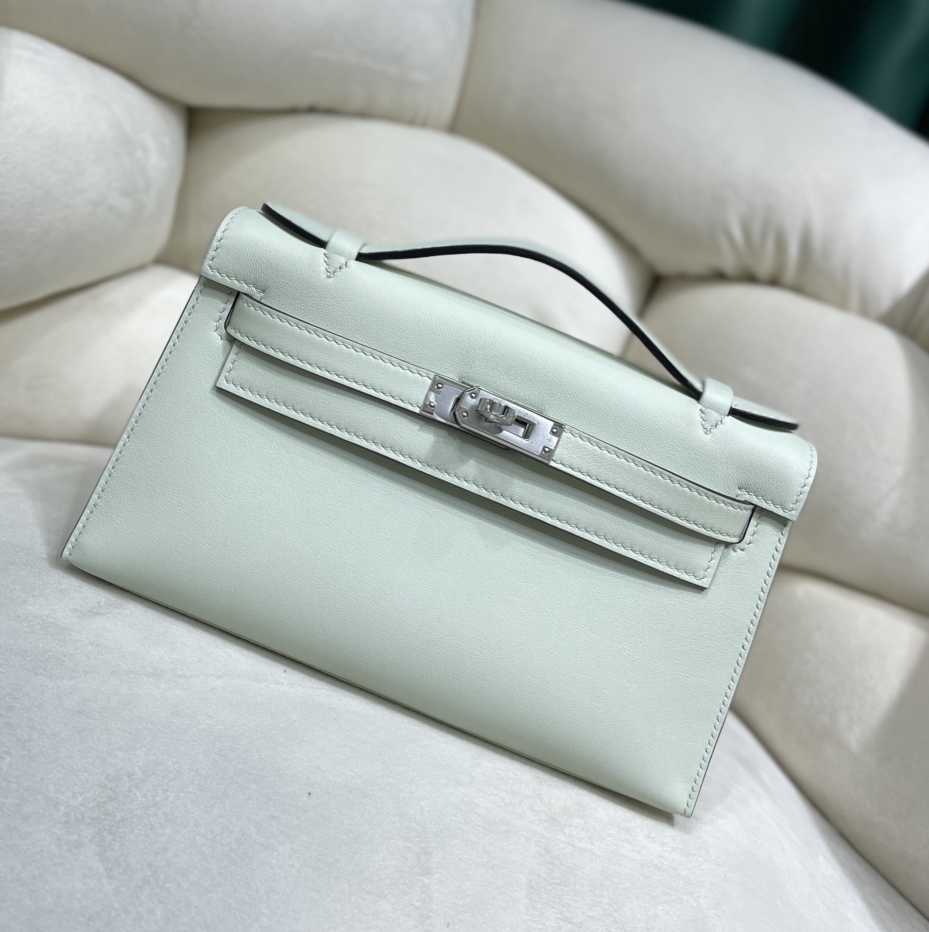 Hermès Kelly Generation Bubble Green, all Swift cowhide inside and out, all steel hardware, truly semi-handmade! It feels soft and elastic, and l