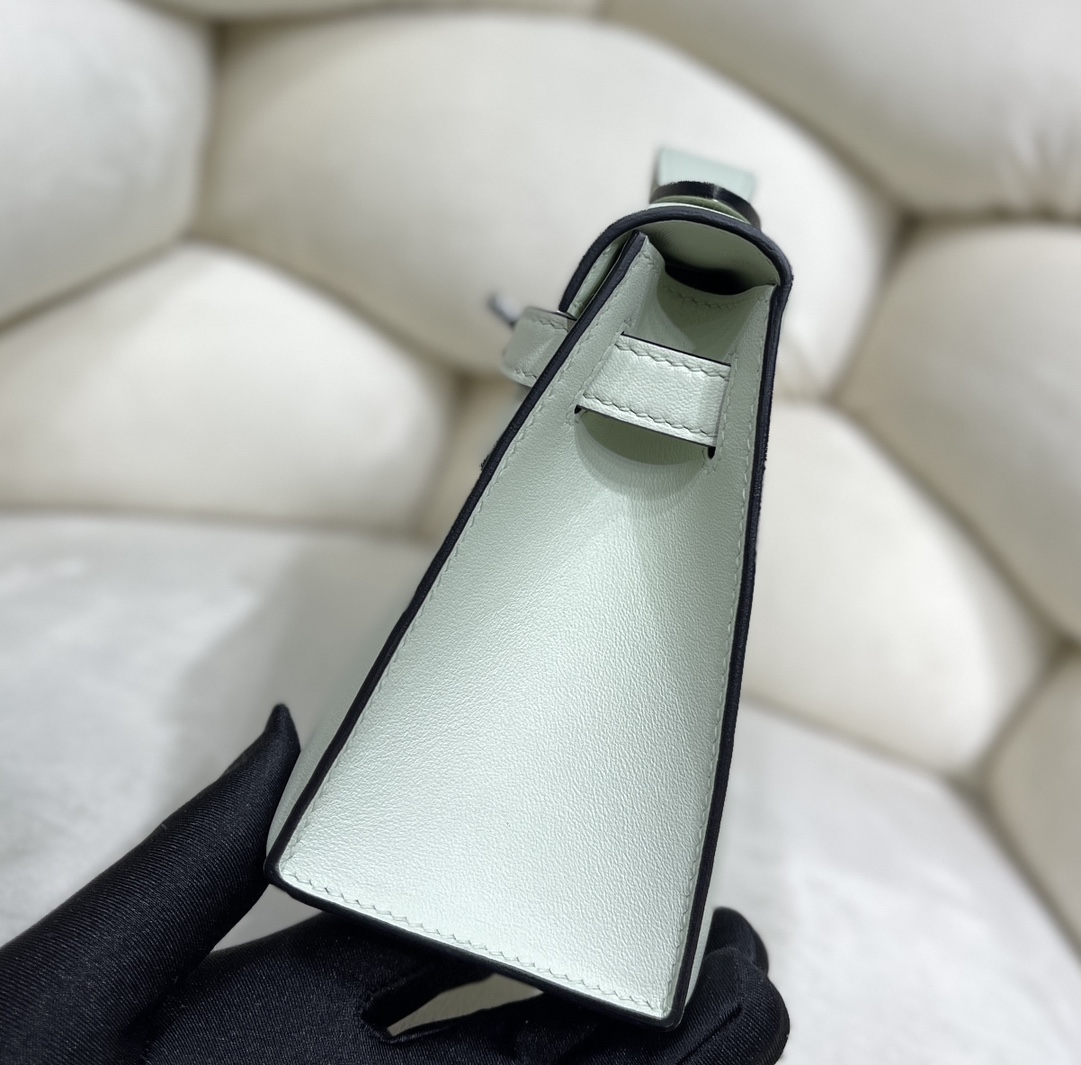 Hermès Kelly Generation Bubble Green, all Swift cowhide inside and out, all steel hardware, truly semi-handmade! It feels soft and elastic, and l