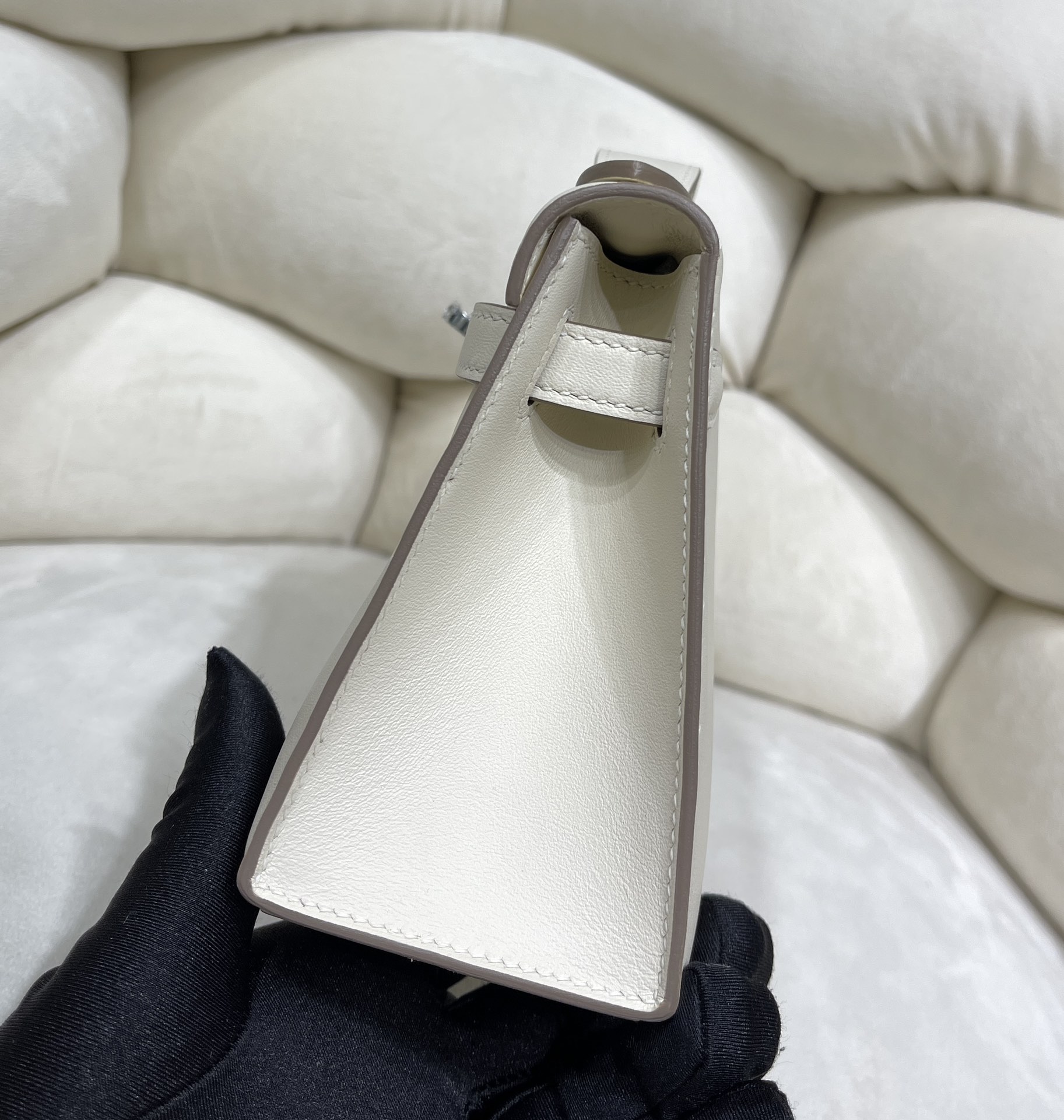 Hermès Kelly Generation Milkshake White is made entirely of Swift cowhide inside and out, all steel hardware, truly semi-handmade! It feels soft
