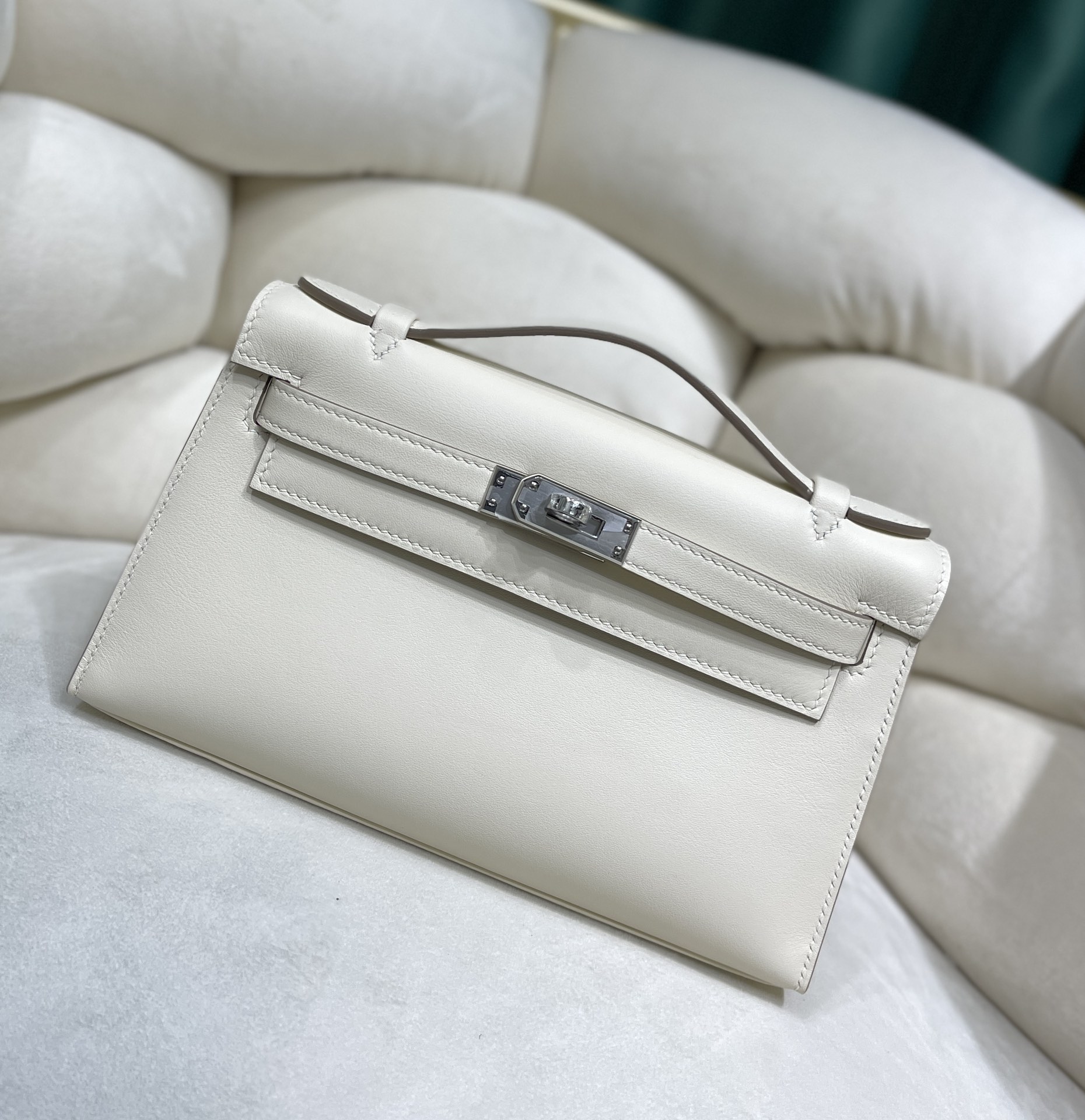 Hermès Kelly Generation Milkshake White is made entirely of Swift cowhide inside and out, all steel hardware, truly semi-handmade! It feels soft