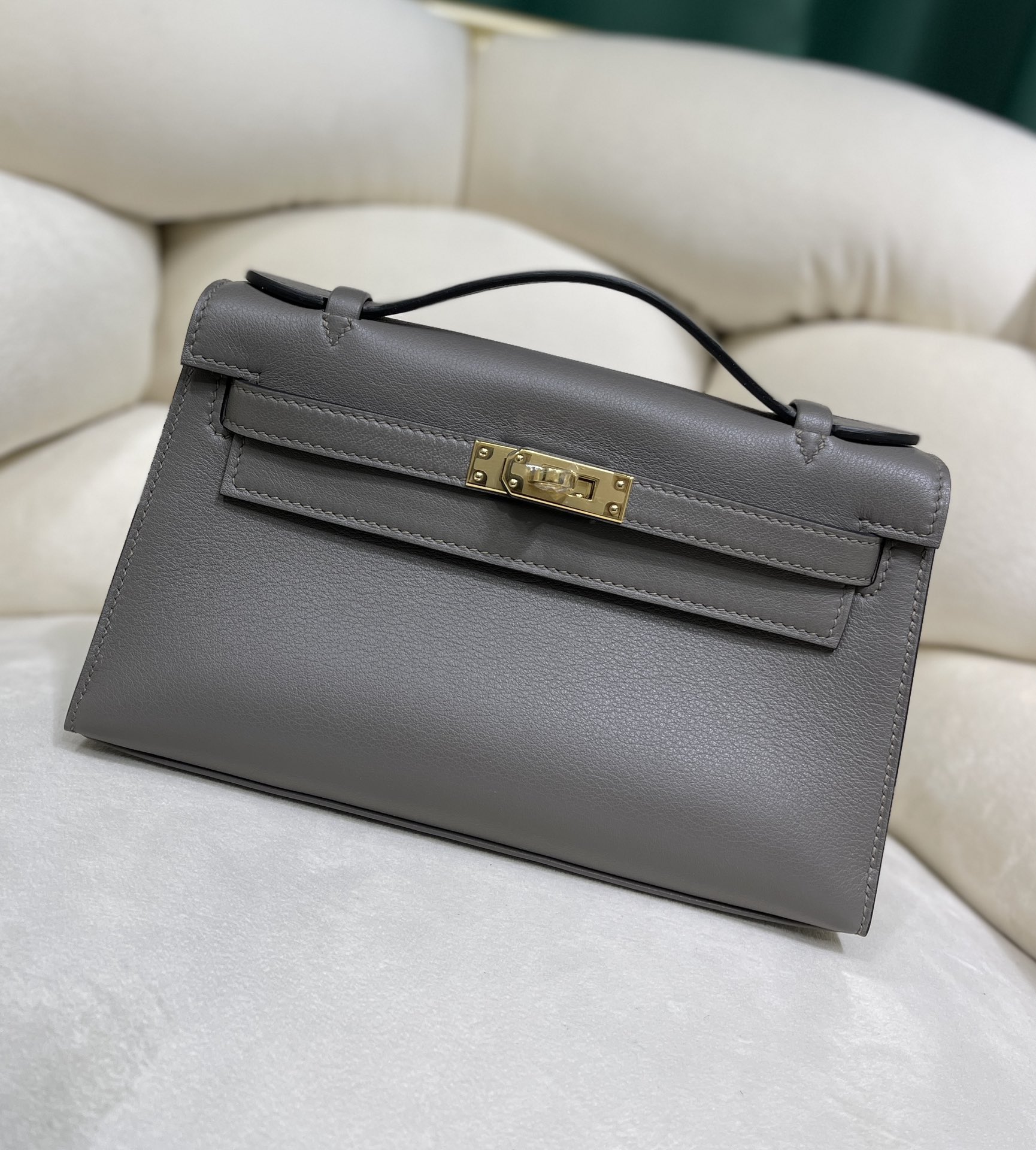 Hermès Kelly Generation Pewter Gray, all Swift cowhide inside and out, all steel hardware, truly semi-handmade! It feels soft and elastic, and lo