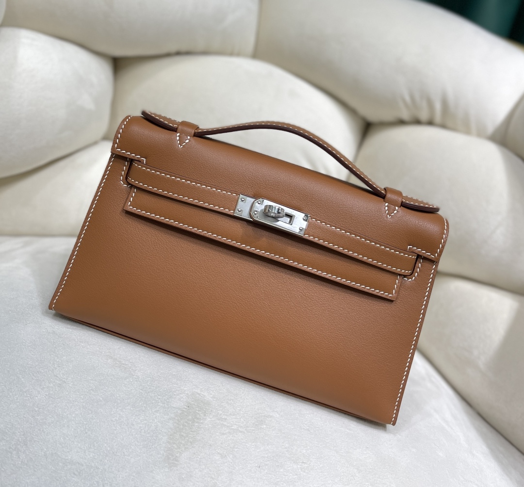 Hermès Kelly Generation Golden Brown, all Swift cowhide inside and out, all steel hardware, truly semi-handmade! It feels soft and elastic, and l