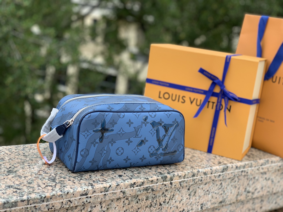 🌼尺寸28×15×16.5cmLV M82337最新款水滴蓝色洗漱包， Do🌼P🌼P Kit 选用 原厂