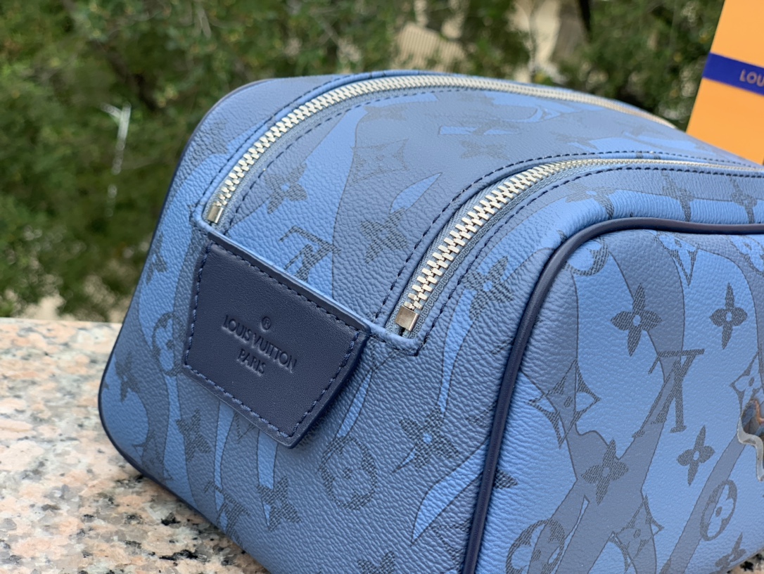 🌼尺寸28×15×16.5cmLV M82337最新款水滴蓝色洗漱包， Do🌼P🌼P Kit 选用 原厂