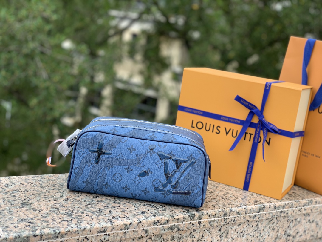 🌼尺寸28×15×16.5cmLV M82337最新款水滴蓝色洗漱包， Do🌼P🌼P Kit 选用 原厂