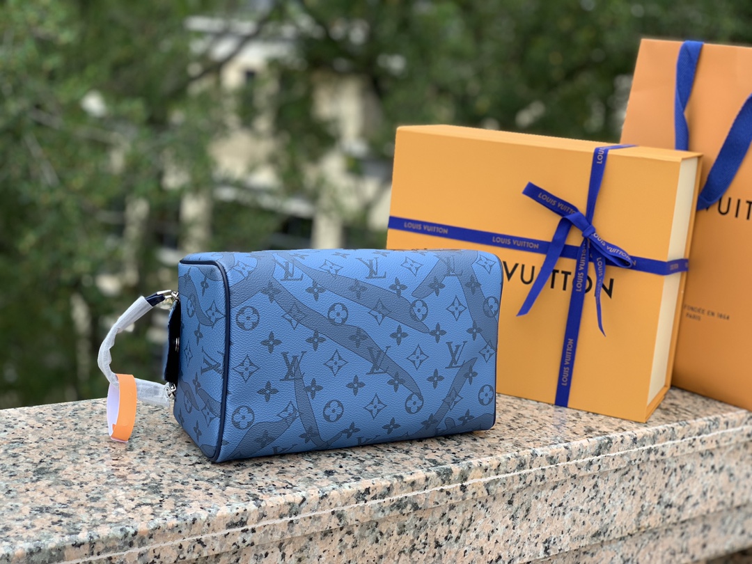 🌼尺寸28×15×16.5cmLV M82337最新款水滴蓝色洗漱包， Do🌼P🌼P Kit 选用 原厂