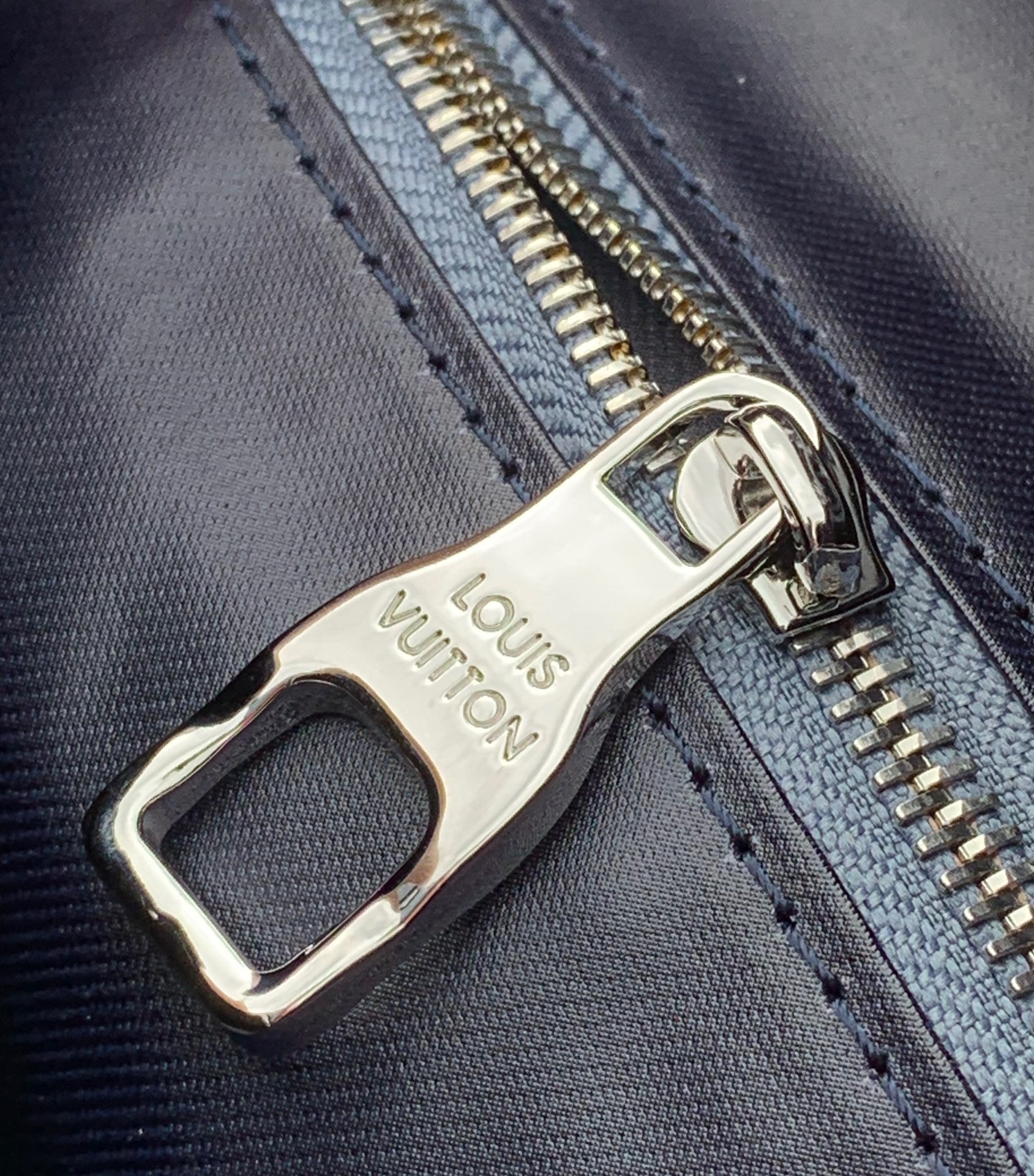 🌼尺寸28×15×16.5cmLV M82337最新款水滴蓝色洗漱包， Do🌼P🌼P Kit 选用 原厂