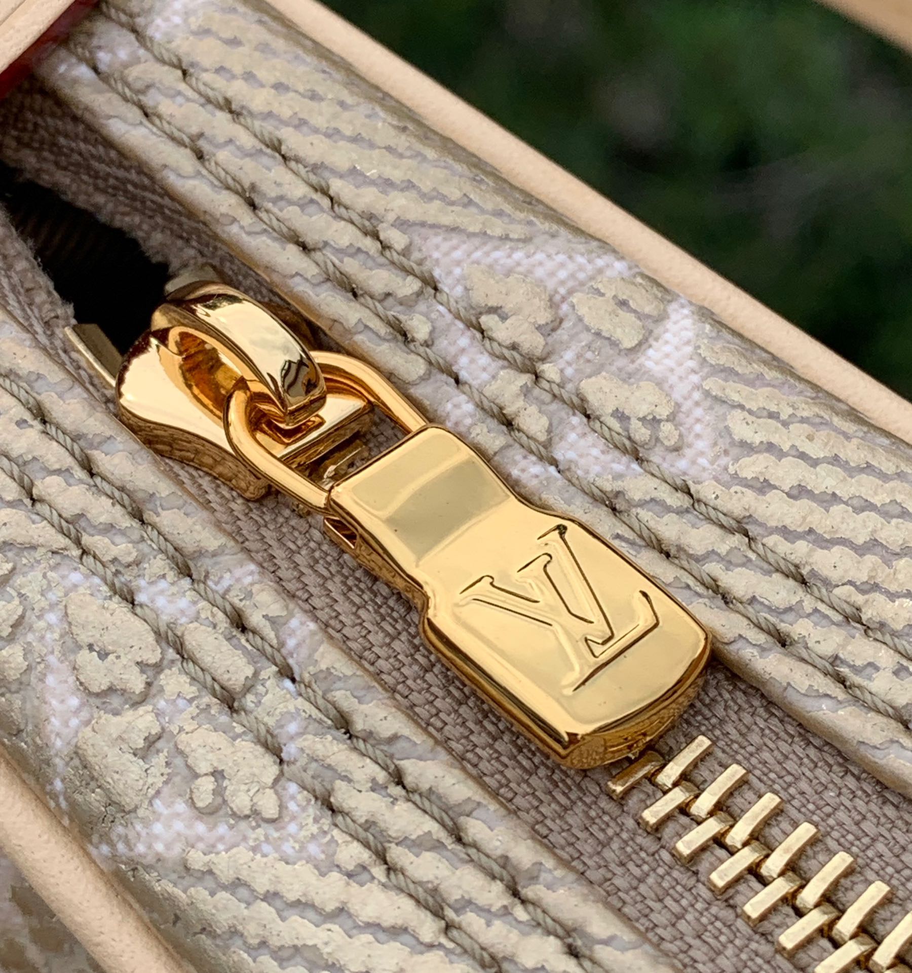 非市场普通货 进口皮料半钢五金尺寸23×13×6cm22年早春LV 推出Loo非市场普通货 进口皮料半钢