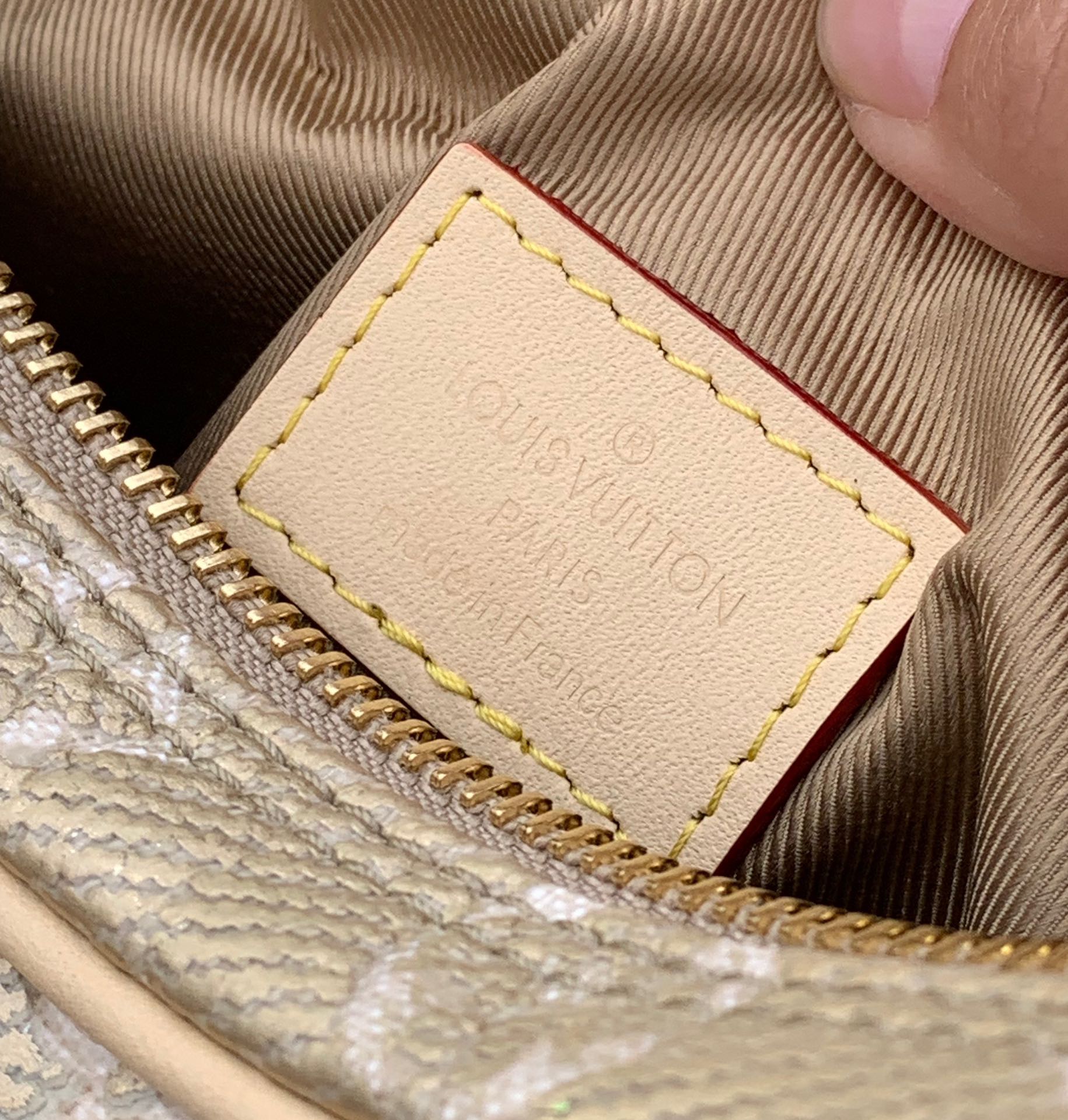 非市场普通货 进口皮料半钢五金尺寸23×13×6cm22年早春LV 推出Loo非市场普通货 进口皮料半钢