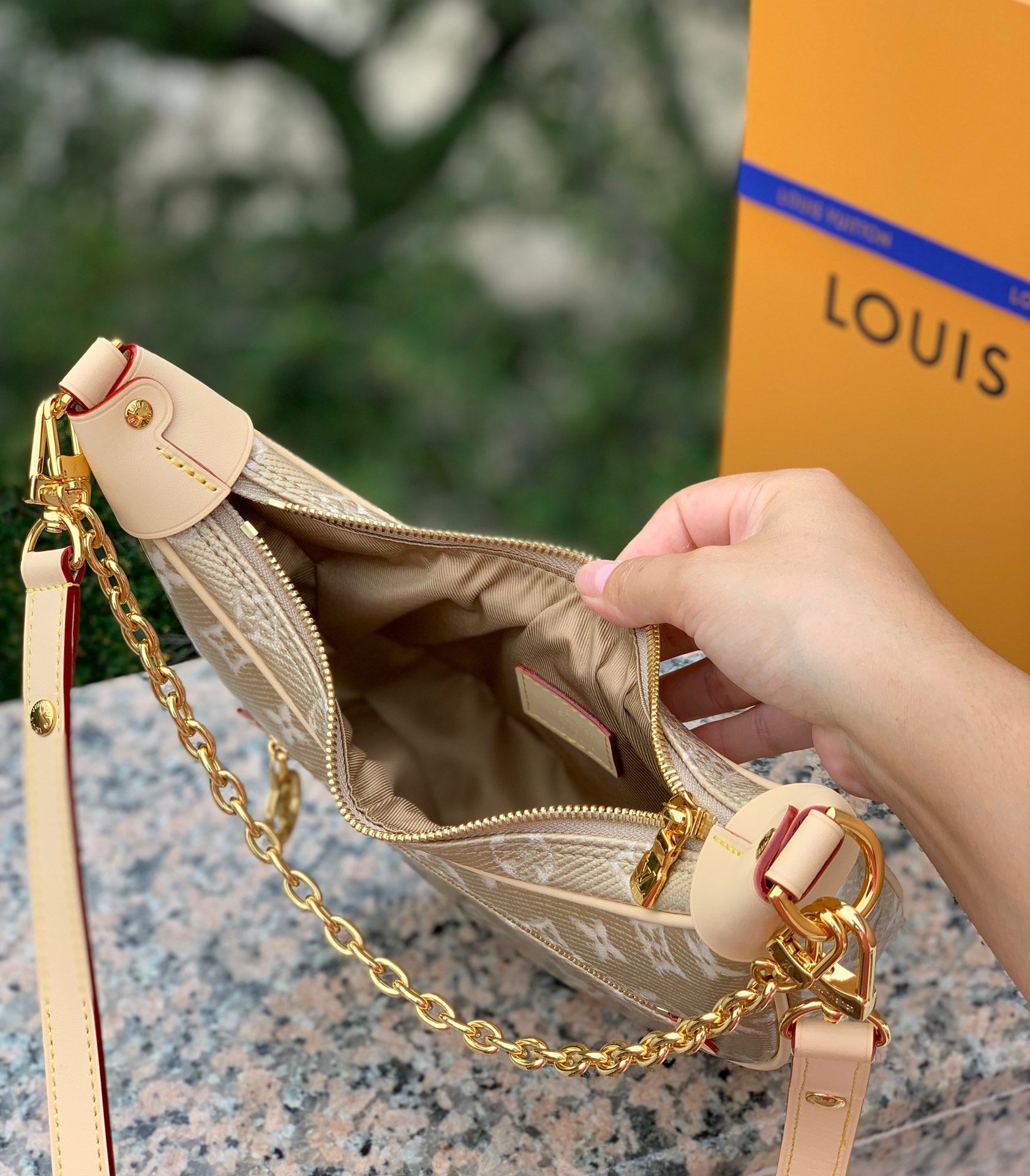 非市场普通货 进口皮料半钢五金尺寸23×13×6cm22年早春LV 推出Loo非市场普通货 进口皮料半钢