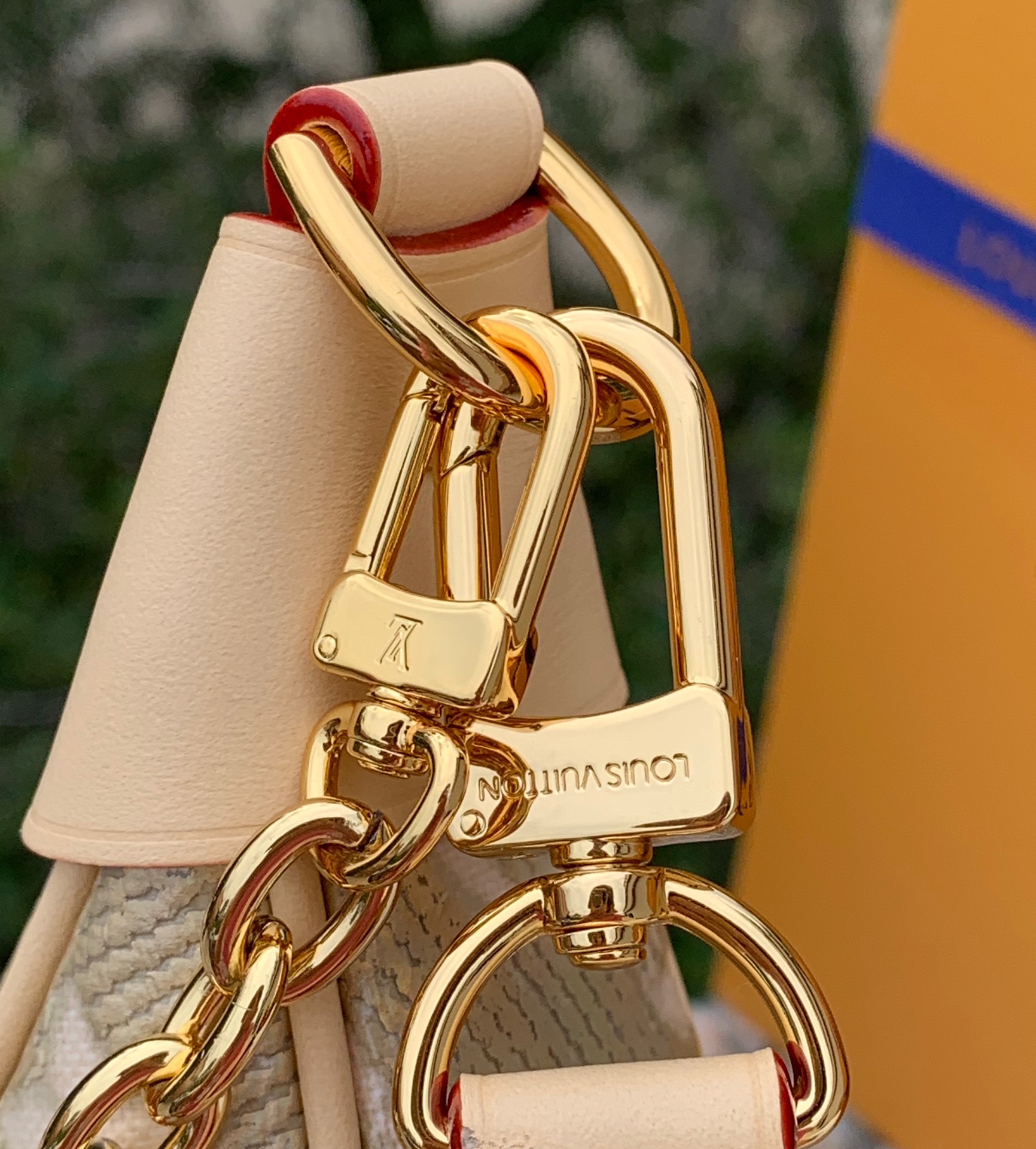 非市场普通货 进口皮料半钢五金尺寸23×13×6cm22年早春LV 推出Loo非市场普通货 进口皮料半钢