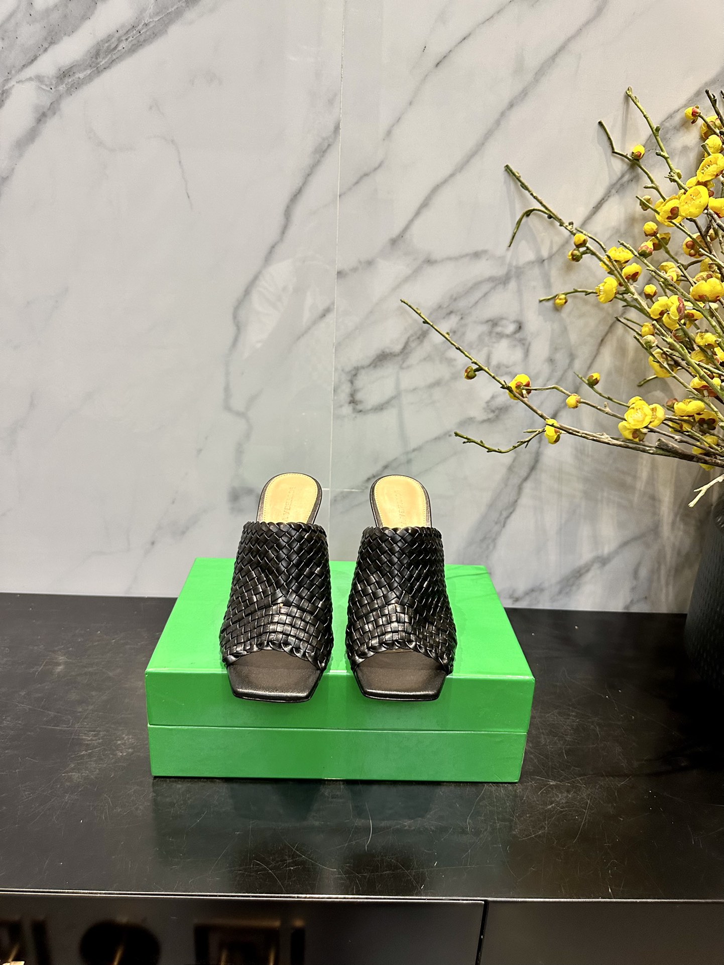 NO:265120,High-quality BottegaVeneta BV Knot series metal heel slippers high heels This square-toed slipper is the latest bv ceiling. Colorful and versatile. Metal twist heels specially use special crafts to eliminate psychological shadows and durability. Simple piece of leather 6mm pull strips. Hand-knitted to make sexy and comfortable. The fabric is made of high-quality calfskin. The footbed sheepskin inner comfortable and high-end. The outsole is made of Italian leather outsole & injection-molded rubber process uses light dyeing technology to compare the version. The original packaging is used. The shoe bag uses the printing logo process for the highest end of the market. The toe heel is made of hot melt glue and the toe heel is easy to rebound and not deform. The high-heel series gilding process. The upper line is made of Italian computer needle car with fine heel height 9cm. The heel is 35-39. The number of 40-41 orders, high heels, bottega veneta, bottega veneta, high heels, slippers, cowhide, sheepskin, Leather soles19860909高品質 BottegaVeneta BV Knot系列金屬跟拖鞋高跟單品 這款方頭拖鞋簡直bv最新天花板啦 彩色百搭 金屬麻花跟為了穩固耐穿特意採用特殊工藝消除心理陰影耐穿舒適 簡約一塊皮6毫米抽條 手工編織而成性感舒適 面料選用優質小牛皮 墊腳羊皮內里舒適高端 大底選用意大利真皮大底&注塑橡膠工藝運用輕染工藝對標對版 選用原版包裝 鞋子布袋採用印膠logo工藝市場最高端 採用熱熔膠定型鞋頭後跟易回彈不變形 高跟系列鎏金工藝 鞋面車線選用意大利電腦針車做工精细 跟高9cm 码数35-39 40-41订,高跟鞋,bottega veneta,bottega veneta,high heels,slippers,cowhide,sheepskin,Leather soles,Women's Shoes