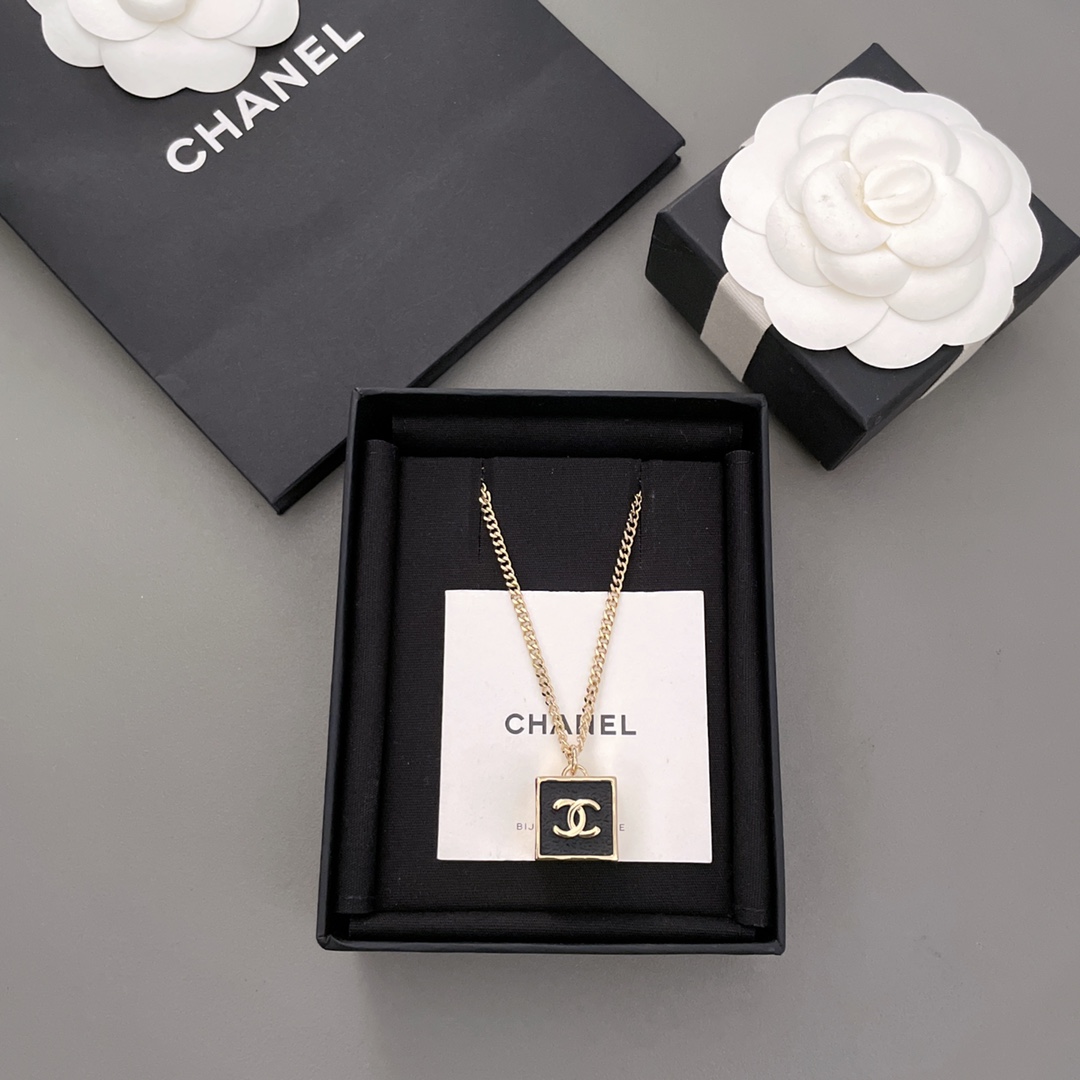 NO:632181,88180【Fragrant imitation leather square necklace】Z!  Wall crack recommended!  Self-retained money!  Awesome imitation leather texture effect!  Simple but not simple style!  The effect of Taila’s square metal paired with imitation leather is so amazing!  The middle is sprayed black and has concave and convex textures to create a leather texture. It is a must-have item!  A fairy necklace worth owning!  The upper body is huge and beautiful!  Cool and sassy!  Super versatile!  ,,necklace,Cardia high-end jewelry1986090988180【香仿皮方块项链】Z ！墙裂推荐！自留款！超赞的仿皮纹路效果！简约而不简单的款式！太爱啦方块金属搭配仿皮的效果太惊艳了！中间喷黑加凹凸纹路做出皮纹质感真心必入单品！超值得拥有的一款神仙项链！上身巨巨巨好看！又酷又飒！超百搭！,,necklace,卡迪亚高端饰品,Jewelry