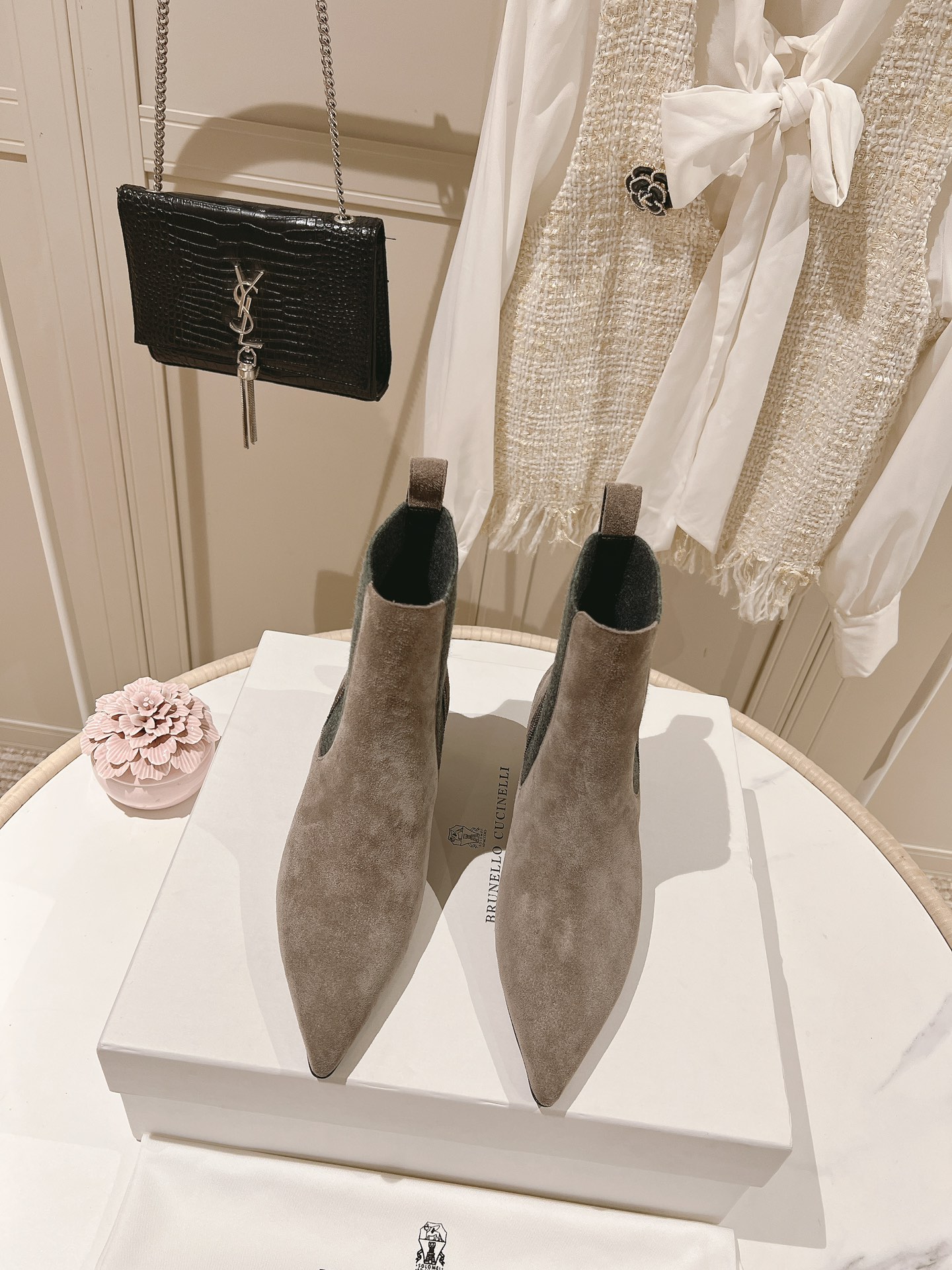 NO:593127,The highest quality on the market] The classic inspiration of the exclusive Brunello Cucinelli booties defines this new modern and elegant style. The precious imported calf leather shows unique mottled patterns, and the original injection-molded leather outsole!  It allows you to show your fashionable personality in comfort. It brings you better comfort, and it is a classic shoe that you will not want to take off when you put it on. It is a one-to-one replica of the original version. Pointed toe low heel 5CM wool tube short boots, size 35-42 (40 41 42, custom made, non-returnable, boots, brunello cucinelli, boots, Leather soles19860909市场最高品质】独家款BrunelloCucinelli 短靴 的经典灵感定义了这款新的现代优雅风格.珍贵的进口小牛京皮上展现着别致的斑驳,原版注塑真皮大底！让您在舒适中彰显时尚性格.给您带来更好的舒适度,又是款穿上就不愿脱下的一款经典鞋款,原版一比一复刻.尖头矮跟5CM 毛线筒短靴 码数35-42（40 41 42订做不退换,靴子,brunello cucinelli,boots,Leather soles,Women's Shoes