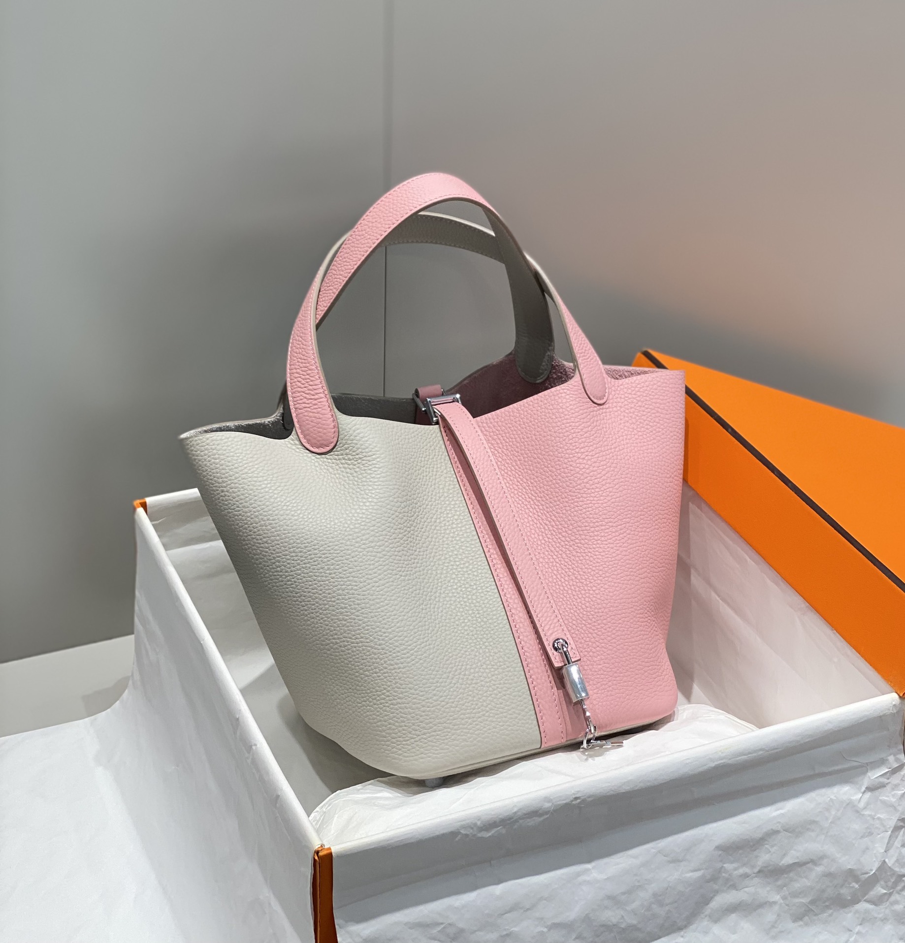 NO:698759,The latest color matching/silver buckle, pearl gray/milkshake powder. If you know enough about Hermès, you will know that it is the only bucket-style bag from Hermès~ The classic color matching design adds a lot of highlights to the low-key vegetable basket. The charm is instantly increased a hundred times. The cost-effective version is actually shot at 22Cm, Hermes, hermes, Hermes,19860909最新拼色系/银扣  珍珠灰/奶昔粉 如果对爱马仕足够了解就会知道 是爱马仕唯一一款水桶式包袋～ ‘’经典拼色设计给低调菜篮增添不少亮点 魅力感瞬间提升百倍 性价比版本实拍22Cm,爱马仕,hermes,Hermes,,Bag