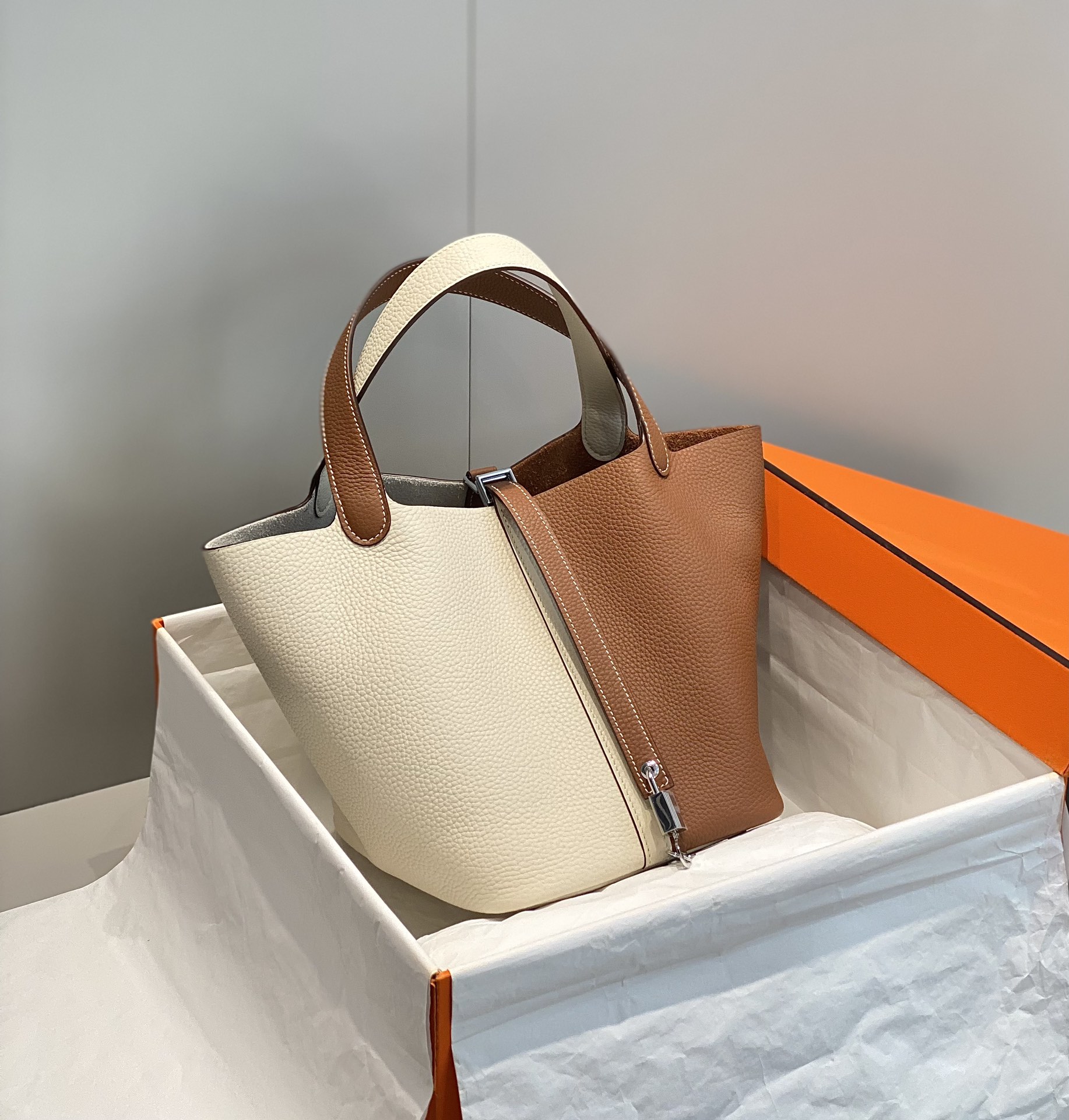 NO:698777,The latest color matching series, milkshake white/golden brown. If you know enough about Hermès, you will know that it is the only bucket-style bag from Hermès~ The classic color matching design adds a lot of highlights to the low-key food basket. The charm is instantly increased a hundred times. The cost-effective version is actually shot at 22Cm, Hermes, hermes, Hermes,19860909最新拼色系  奶昔白/金棕色 如果对爱马仕足够了解就会知道 是爱马仕唯一一款水桶式包袋～ ‘’经典拼色设计给低调菜篮增添不少亮点 魅力感瞬间提升百倍 性价比版本实拍22Cm,爱马仕,hermes,Hermes,,Bag