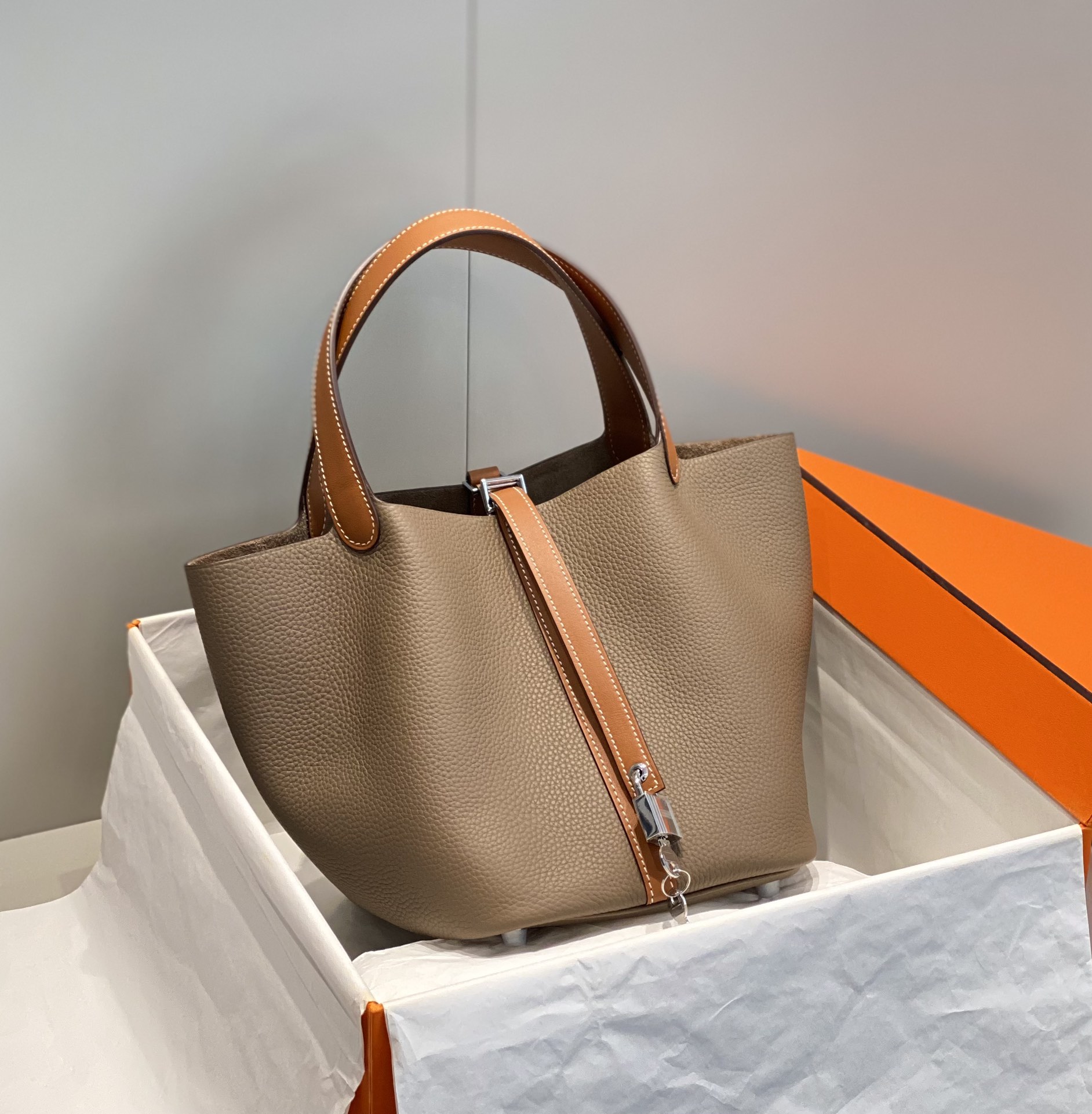 NO:698762,The latest color matching series, elephant gray/golden brown. If you know enough about Hermès, you will know that it is the only bucket-style bag from Hermès~ The classic color matching design adds a lot of highlights to the low-key food basket. The charm is instantly increased a hundred times. The cost-effective version is actually shot at 22Cm, Hermes, hermes, Hermes,19860909最新拼色系  大象灰/金棕色 如果对爱马仕足够了解就会知道 是爱马仕唯一一款水桶式包袋～ ‘’经典拼色设计给低调菜篮增添不少亮点 魅力感瞬间提升百倍 性价比版本实拍22Cm,爱马仕,hermes,Hermes,,Bag