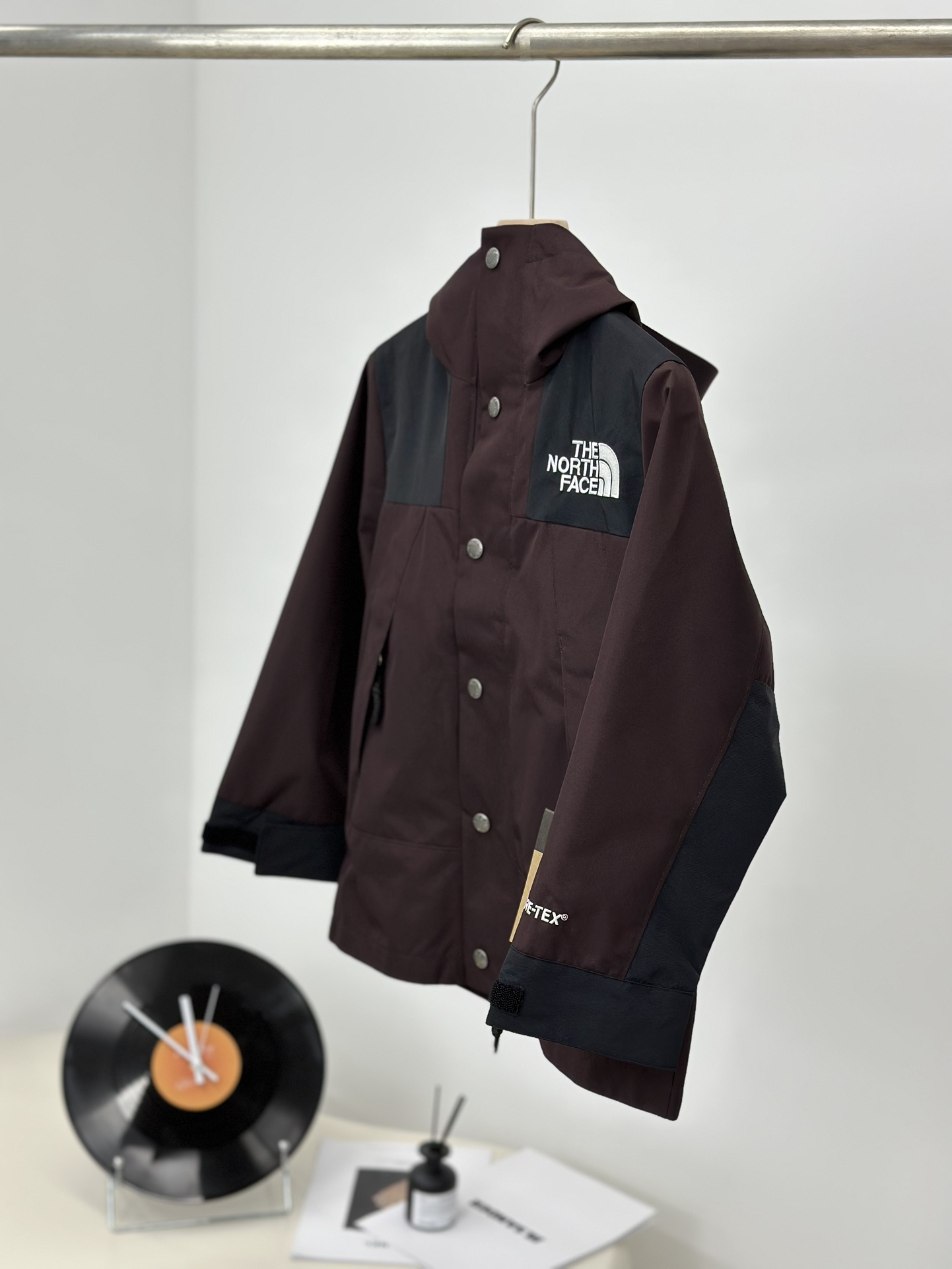 图片[2]-𝐓𝐡𝐞 𝐍𝐨𝐫𝐭𝐡 𝐅𝐚𝐜𝐞 𝟏𝟗𝟗𝟎 -北面儿童冲锋衣 铁锈红-选品中心