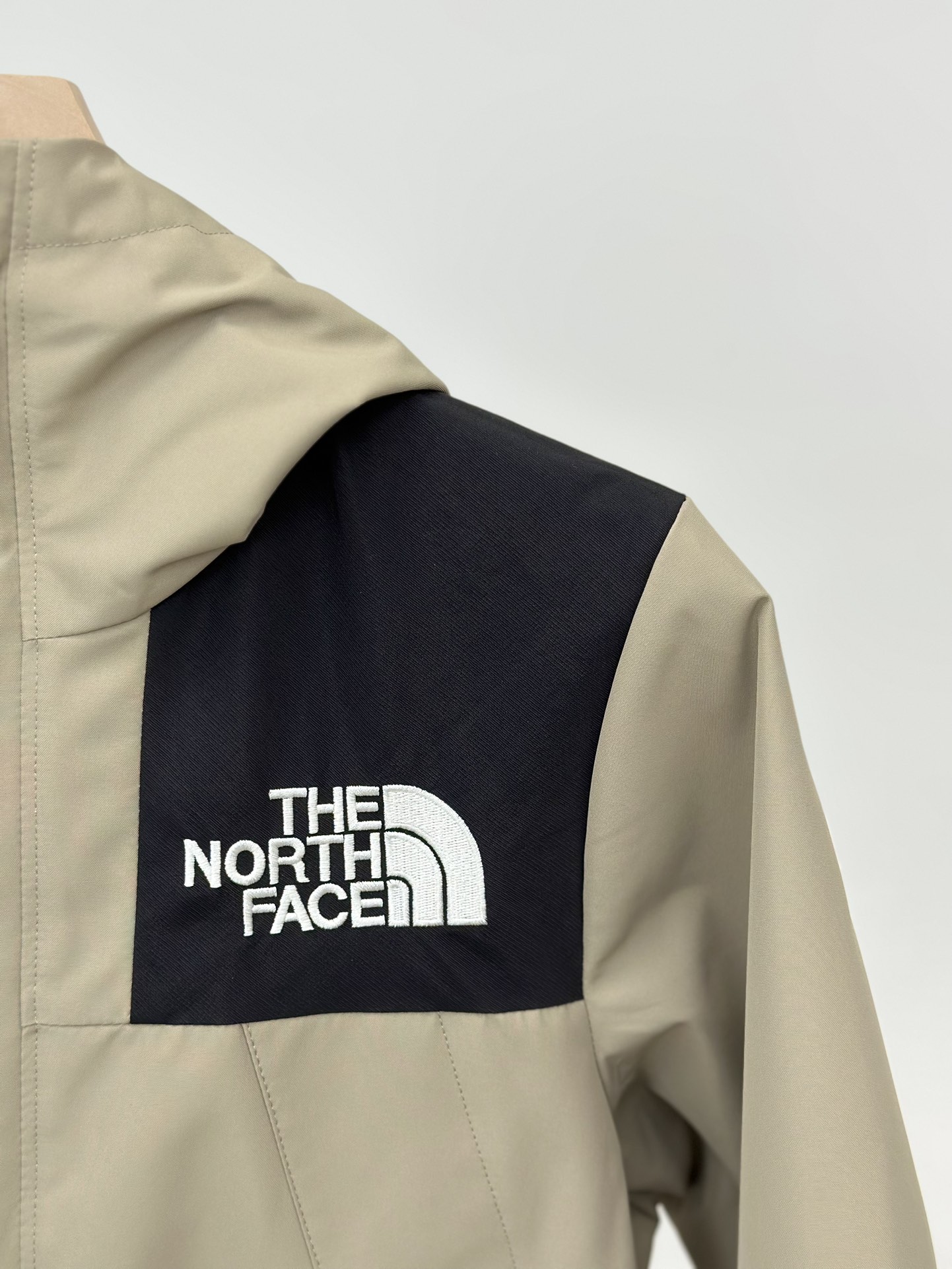 图片[7]-𝐓𝐡𝐞 𝐍𝐨𝐫𝐭𝐡 𝐅𝐚𝐜𝐞 𝟏𝟗𝟗𝟎 -北面儿童冲锋衣 卡其色-选品中心