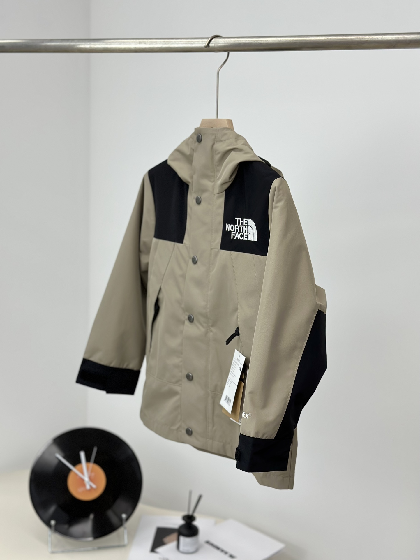 图片[2]-𝐓𝐡𝐞 𝐍𝐨𝐫𝐭𝐡 𝐅𝐚𝐜𝐞 𝟏𝟗𝟗𝟎 -北面儿童冲锋衣 卡其色-选品中心